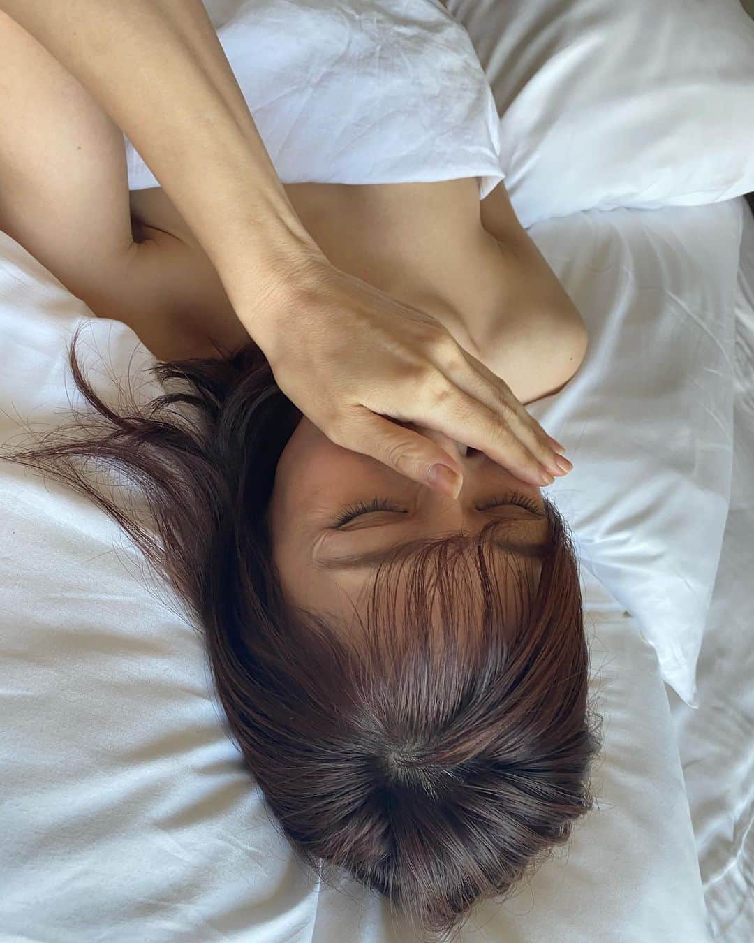 熊田曜子さんのインスタグラム写真 - (熊田曜子Instagram)「Good morning.  「30plus」  #30plus #グラビア　#グラビアポーズ　#写真集　#雑談　#bed #ベットルーム　#iPhone11 #ノーマルカメラ　#加工なし　#無修正　#30代　#38歳　#もうすぐ40歳」3月19日 7時44分 - kumadayoko