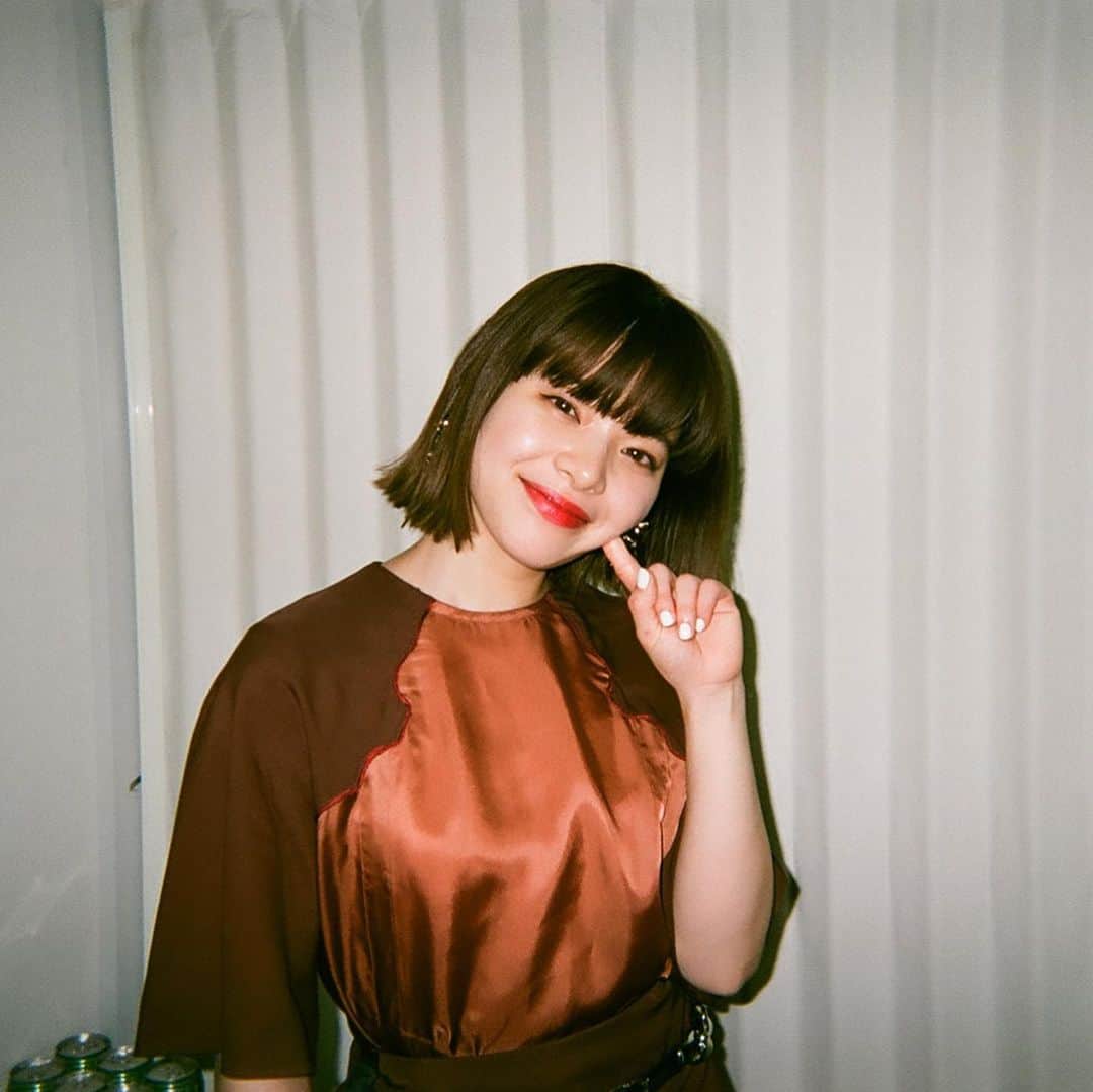 岸井ゆきののインスタグラム：「明日3/19、TBSで放送される夜11時からのA-Studio＋に出演します❤️ はあ〜！きんちょうした！！！ 鶴瓶さんと藤ヶ谷さんとのトーク、緊張と仰天の中、楽しませてもらいました、、！ありがとうございます。ぎゃーひえーー！  わたしはこのお仕事をして、役を与えていただき、常に他の誰かになろうとしていて（それは結局自分なんだけど） 最近はありがたいことに年中、作品のこと、この役でわたしは何が出来るかと、現場のことで頭がいっぱいで、そんな日々が続いてなんとなく馬鹿みたいに聞こえるかもしれないけど、たった今もう一度生まれることができるんじゃないかと、いま生まれ直すことが出来るんじゃないかと、か、考えていたんだけど、 いや〜〜ああ〜〜東京を、映画を、知らなかった私が、映画を頼りにしないでも楽しく生き、ただ山に秘密基地を作ったり、木の実をすり潰しただけで一生笑ってられると思っていたわたしがたしかに居た、そんな過去がちゃんとあったと、改めて振り返るドッキリ収録でした。  びっくりしすぎちゃって、もうほんとにこわかったー！鶴瓶さんの得意げな顔！（笑）  ディレクターさんとの打ち合わせも1分で終わりました。 『色んな人にお話聞いてきたので、ぜひ怖がってきてください❤️』といっておわりまして 言われた通り怖がったままいかせていただきました！ 何にも知らないひとのトークが公共の電波にのるコワさよ、、、🥲 でもMCの鶴瓶さん、藤ヶ谷さん、ほんとうに優しくて、面白くて、たのしかったです。ありがとうございました。。 多分もっと言いたいことがあったと思うんだけど、気が動転してあまりおぼえてない。。。またいつかどこかで話す機会に恵まれますように。 見て〜💓とは胸張って言えないくらいどきどきしちゃってますがぜひ。 わたしは4／2公開の映画、清水崇監督作品『ホムンクルス』に出演いたします📽📽 ぜひ劇場で見ていただきたいです❣️  #ホムンクルス #Aスタジオ #astudio #天国と地獄 #岸井ゆきの」