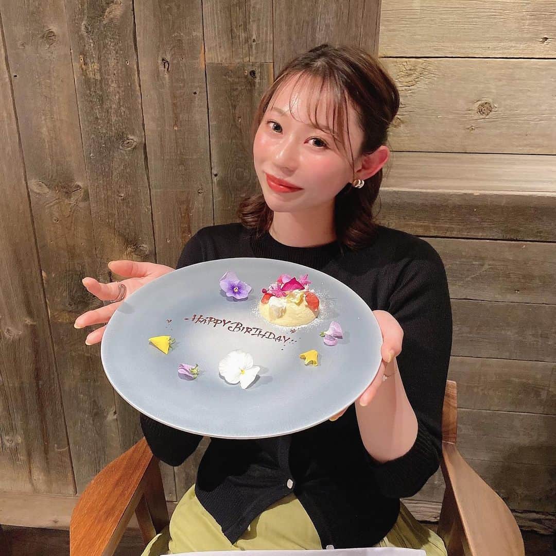 karen okajimaさんのインスタグラム写真 - (karen okajimaInstagram)「3/18🎂💓  とても幸せな誕生日でした🎂💓 みんなコメントやメッセージやLINEやら 沢山ありがとうございますっ🥰❤️ 会う人会う人に三十路へようこそ〜！ て言われた🙆‍♀️頑張って若くいるぞー！！ いつも応援してくれる皆さんに感謝💓  瞳に教えて貰ったけど3/18は睡眠の日らしい（笑）  #誕生日 #30歳 #3月18日 #睡眠の日 #睡眠の日に産まれたからこんなゆるい感じの子になったんかな（笑） #30代の目標はちゃんとする #笑」3月18日 23時08分 - karenokajima0318