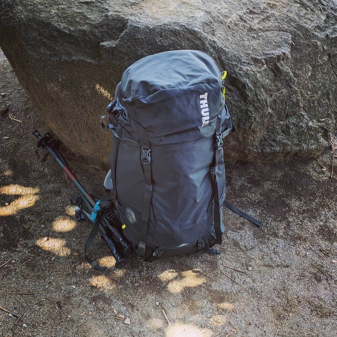 山下晃和のインスタグラム：「【MOUNTAIN】スウェーデンのルーフラック、サイクルキャリアのブランドであるTHULE（スーリー）にこんな機能的な登山用バックパックがあることを知りませんでした  デザインも洗練されていて、街で背負っていてもなんら問題ないです  他にも豊富なラインナップに驚いています  #背面長簡単調整機能 #バックパック #バックパッカー #登山用 #登山 #trekking #縦走登山 #hiking #walking #thule #スーリー #SWEDEN #スウェーデン #BACKPACK #TRAIL #トレッキング #zett」
