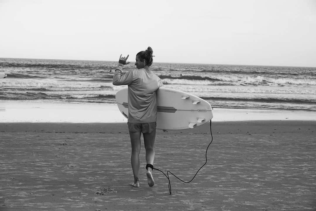 メル・リードのインスタグラム：「After practice we surf 🌊. • • • • • #surf #surfing #surfgirl」