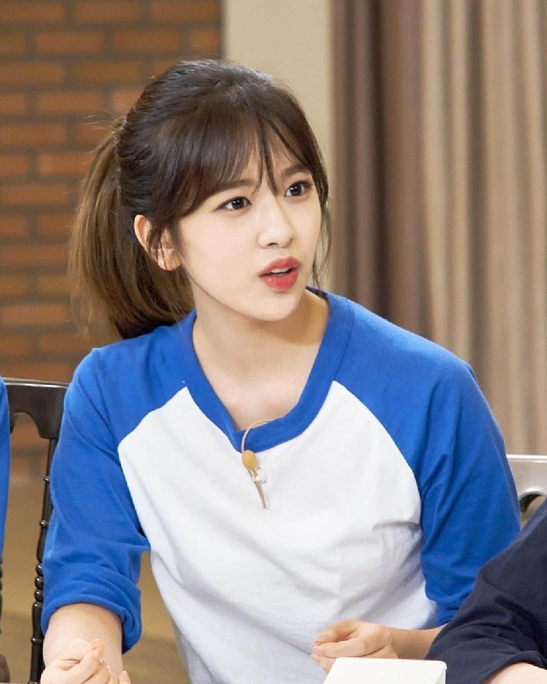 のインスタグラム：「hidden school behind photo #YUJIN #AHNYUJIN #안유진 #IZONE #아이즈원」