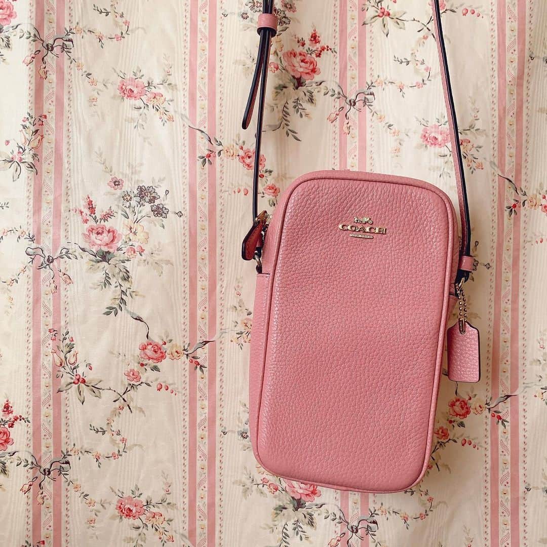 酒元麻衣（まいへー）のインスタグラム：「最近買ったcoachのバッグ🎀 . . またまたピンク💗 iPhoneとちょっとしたもの入るくらいの小さいショルダーバッグ探してたから可愛いの見つかって嬉しい🥰 . . しかもアウトレットでかなりお安く買えた🥰」