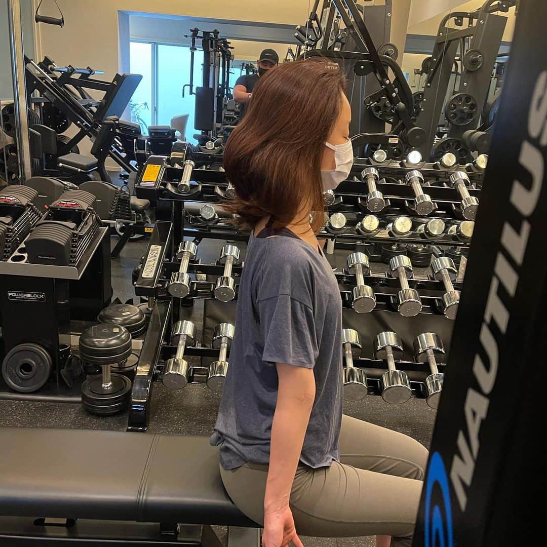 宮崎宣子さんのインスタグラム写真 - (宮崎宣子Instagram)「すっぴんで、ムキムキのトレーナーさんとのパーソナル💪 姿勢改善の筋トレ💪 地味に辛い… 40歳越えたら、日々が健康との闘い🥲 衰えが早く、体力がなさすぎるので、 やるしかない…😭😭😭 つ、辛い🥲  #若い身体が欲しい  #重力に勝てない #体力作り  #パーソナルトレーニング  #毎週の試練 #50代を元気に生きる  #80歳でも元気いっぱい  #そのためにいま頑張ってる  #筋肉欲しい #体力欲しい #41歳の挑戦と記録」3月18日 23時30分 - miyazaki_nobuko