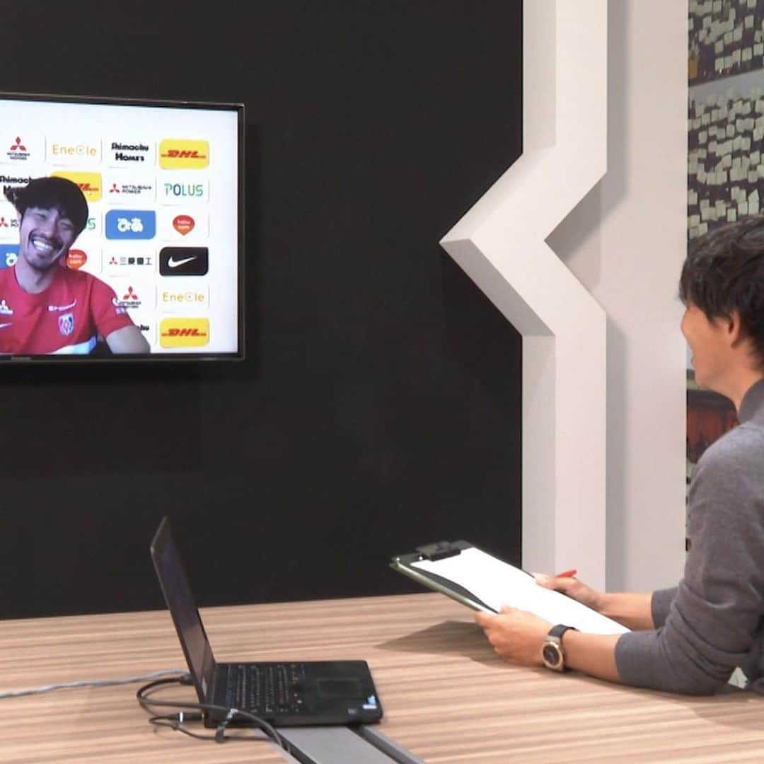 佐藤寿人のインスタグラム：「DAZN Jリーグプレビューショー J League Preview Show #4  連戦の中、浦和レッズの阿部選手へインタビューさせて頂きました🎤 阿部ちゃんは中１から一緒にプロを目指してやってきた仲間ですが、常にいい背中を見せて同世代の先頭に立ってくれていました⚽️ １番早くデビューし、今は唯一のJ1戦士✨ 怪我なく充実したシーズンを送れるよう同期の星として頑張ってほしいです😊  #DAZN #jleague #previewshow #浦和レッズ #阿部勇樹 #阿部ちゃん #鉄人 #2枚目の写真 #メニコンカップ #3枚目は #8年前の初蹴り」