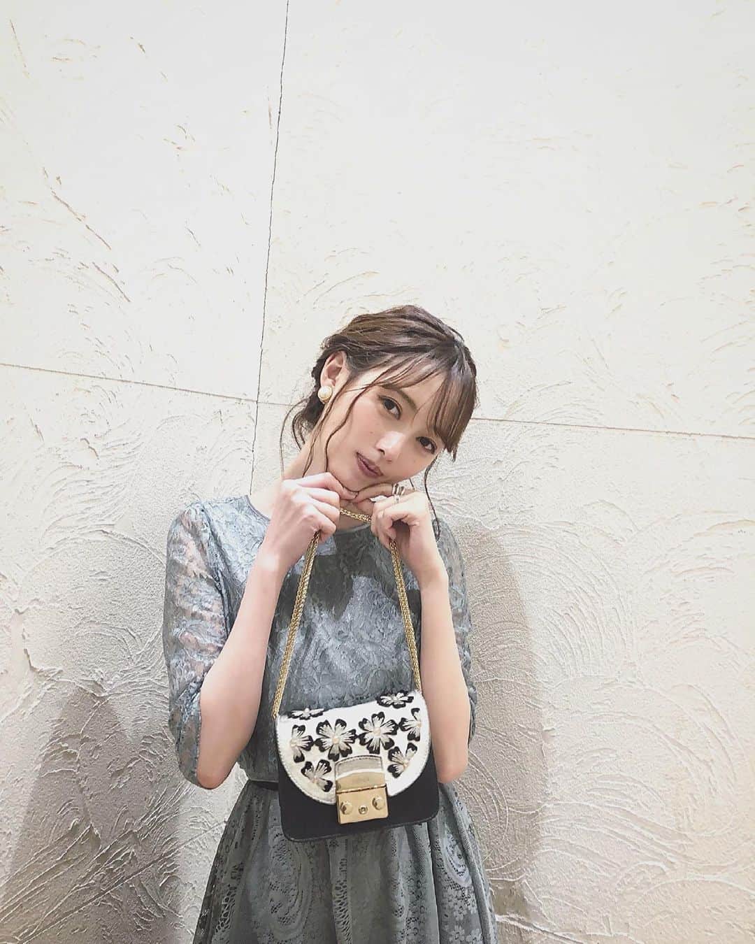 のインスタグラム：「👗💐 . . 肝心なドレスをちゃんと載せていなかったので載せさせてください😱✨ . . ドレスは色味がドストライクなLaisse Passeさんのものにしました👗 絶妙なくすみ感が大人っぽくてすき☺️💙 . ヘアアレンジは ハーフアップにした部分をくるりんぱ→トップを良い感じにつまんで出す→余りの毛を下部分と一緒に(三つ編み)→三つ編みした部分を簡単にほぐす→お団子にしてピンで固定→顔周りは細コテで外巻きにしてすぐほぐす の要領でやりました🎀 (トップのナミナミはハーフアップにする前にトップの表面だけ軽くコテで巻きました！) ()内のところは好みによるので、三つ編みしないままお団子にしても良いしコテでのナミナミもやらなくても良いかもです🧐💡 . 式後でメイクもヘアも崩れてしまっていますが温かい目で見てあげてください🙈💭 崩れる前に撮っておけばよかった、、😭💭」