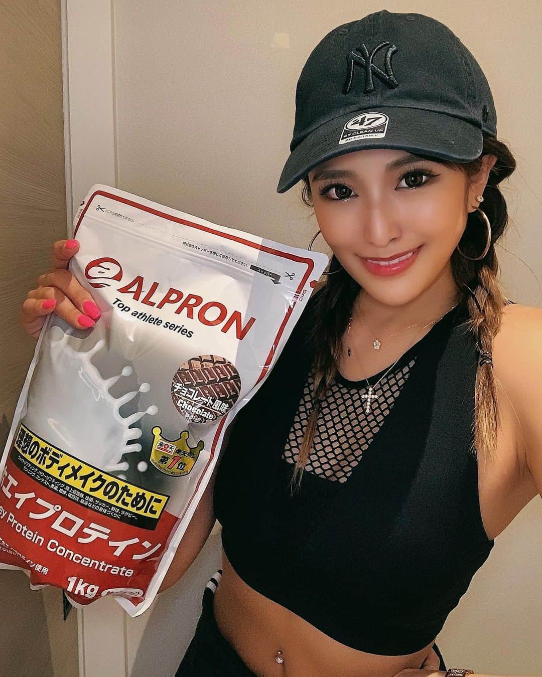 鈴木まりなのインスタグラム：「筋トレ後はアルプロンのプロテイン🥤 @alpron_official     味の種類が豊富でタンパク質保有量80%🔥🔥    保存料、増粘剤、不使用で 安心して飲めます🪐   高品質で圧倒的コスパのアルプロンは 楽天売上ランキングもNo.1⚡️   全国全品送料無料だよ🚀 checkしてみてねっ💜   https://shop.alpron.co.jp/products/wpc      #PR #アルプロン #alpron #プロテイン #ホエイプロテイン」