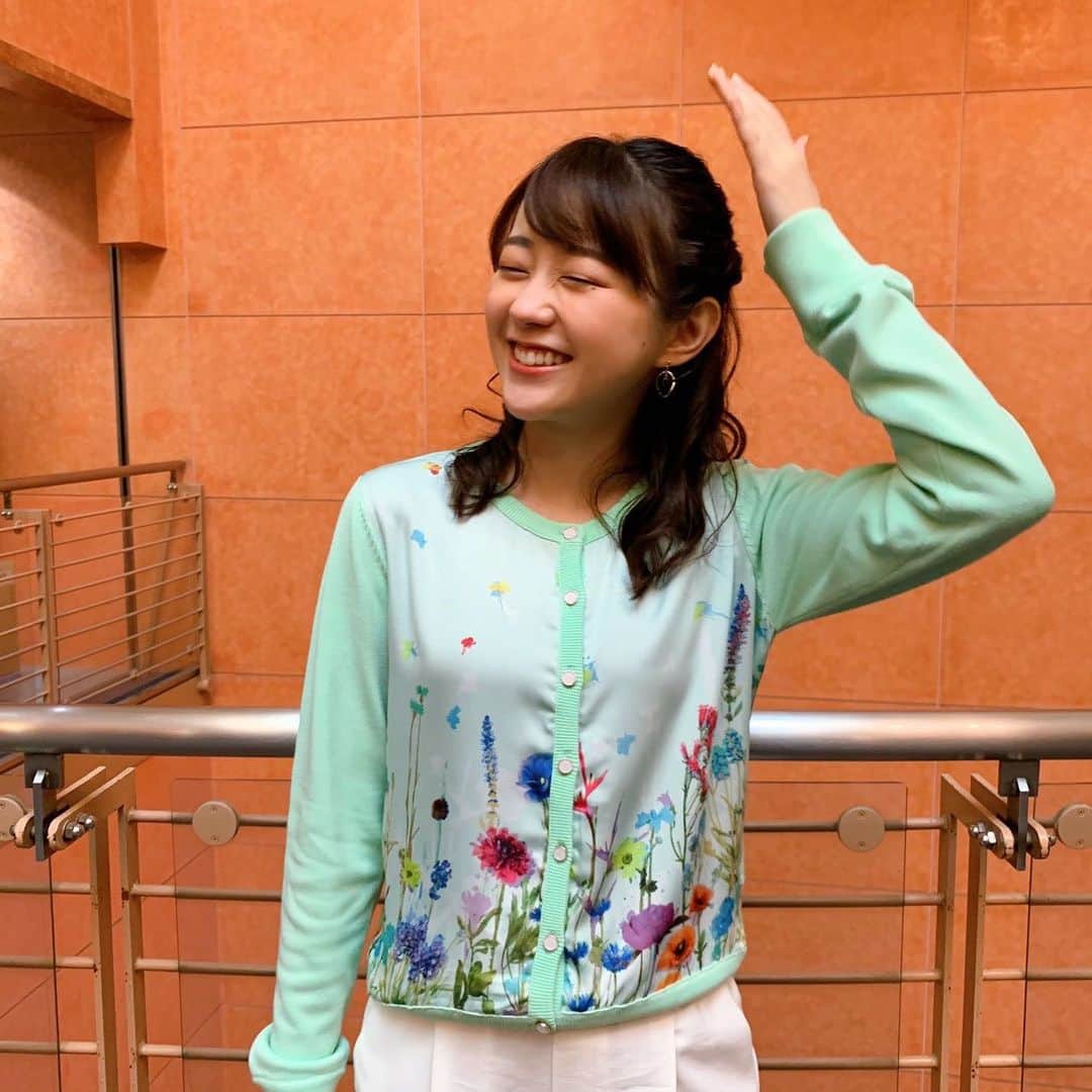 TBS「グッとラック」のインスタグラム：「【3月18日(木)の若林アナ🌸コーデ】  グリーンベースですが 前見頃がサテン素材で花柄プリントがとってもキュートなガーデガンを 全部閉めて着こなしています❣️  パンツは黒か白悩んで春らしい白だねと若林アナと意見一致✌️グッと明るく快活なイメージになりました👍 春ですよ♪春🌸  byスタイリストさん  トップス→LOVELESS ボトムス→Vis ピアス→お世話や  明日のOA（あさ8:00〜）もお楽しみに！！  【#若林アナコーデ　で検索すると、今までのコーデがチェックできます❣️】  ※写真撮影の時のみマスクを外しています  #グッとラック！#tbs #若林有子アナ#若林有子#アナウンサー #ファッション #今日のコーデ#ootd#きょコ #コーデ #女性ファッション #ピアス #お世話や#トップス#LOVELESS#パンツ#Vis #冬コーデ#春コーデ#ヘアスタイル#ヘアセット#アナウンサーコーデ#アナウンサー衣装 #アナコーデ#木曜#若林アナコーデ #朝8時から#生放送」