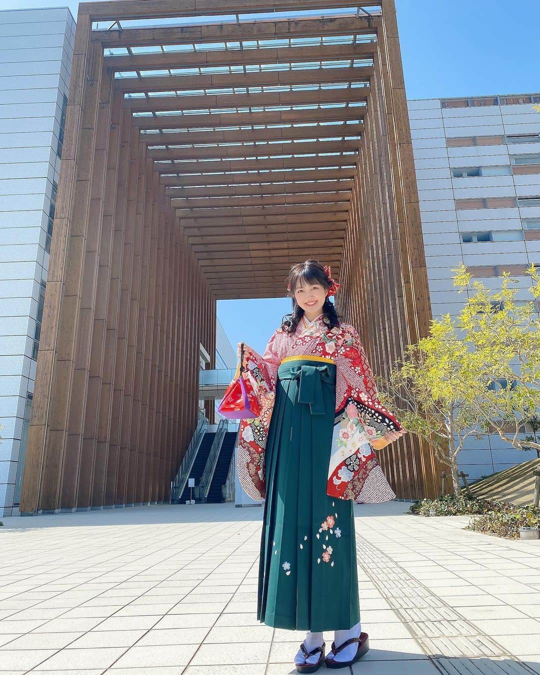 井川なつのインスタグラム：「めっちゃ晴れてた✨ 雲ひとつない卒業式だった！ ・ ・ #卒業式 #袴 #大学卒業 #袴ヘア #袴女子」