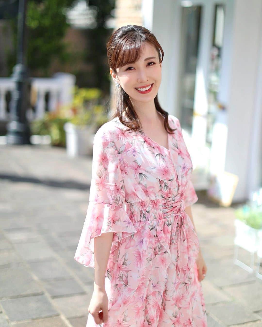 瀬戸早妃のインスタグラム：「春満載のワンピース🐑🌸自然と笑顔になるね✨  今日は皆さんにとって良い一日でしたか？ 明日も素敵な一日になりますように🌸 おやすみなさい💤  @montresorsaki  #montresor #モントレゾール #春ワンピ #springcode」