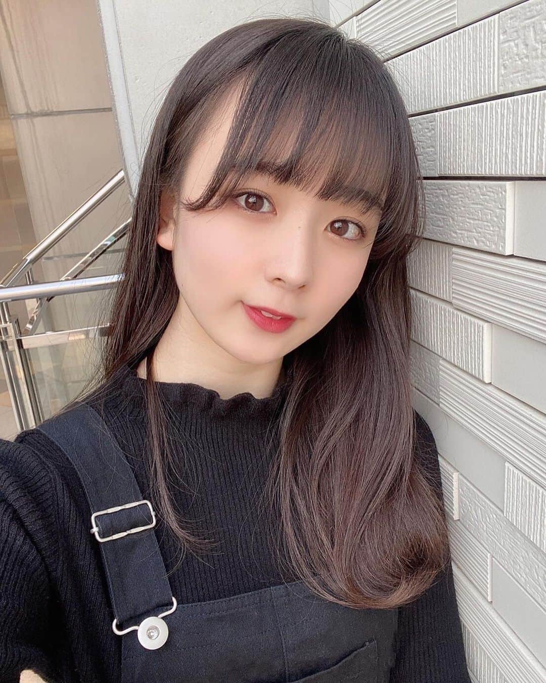 高田もものインスタグラム：「. 明日は大阪なのでわくわくしてて寝れません！ . さっき荷物をキャリーケースにつめたんだ🧳 . 絶対使わないでしょってものまで入れてしまう🍑 . かしこ . #高田もも #かしこってなに #かしこ #あいどる #アイドル #idol #japaneseidol #かみやど #ひらがなかみやど #instagood #instagram #blackoutfit #black #前髪 #ミスid2021 #ミスid #サロペット #サロペットスカート #ロングヘア」