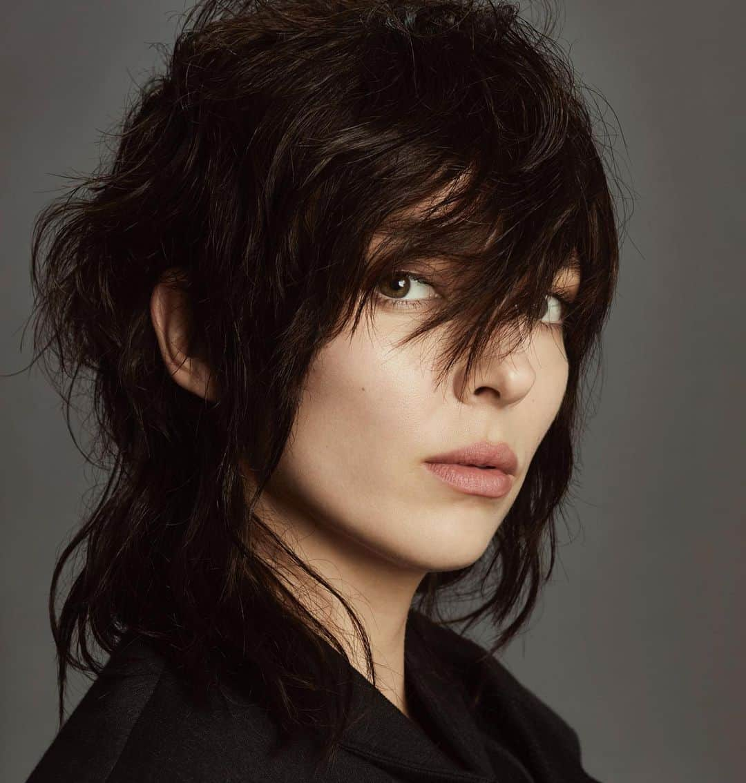 ジョディー・カマーのインスタグラム：「When the masterly @sammcknight1 says, Wig? You say ...yes SIR, please and thank you!   🤘🏻🖤🤘🏻🖤🤘🏻🖤🤘🏻🖤  #VogueAbril @voguespain  Photographer: @emmasummerton Interview: @marioximenez  Stylist: @leithclark Hair Stylist: @sammcknight1 Make up artist: @babskymakeup Manicurist: @nailedbysg Casting: @JillDemling #CreativeCastingAgency Skin: @jasminavicoskin  Production: @shinyprojects @vrwpublicity  #ShelterPR」