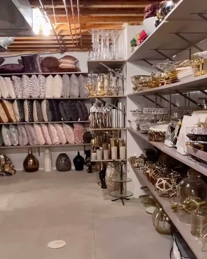 のインスタグラム：「Before and after of my storage room. Follow me @farahjmerhi for more of my home!」
