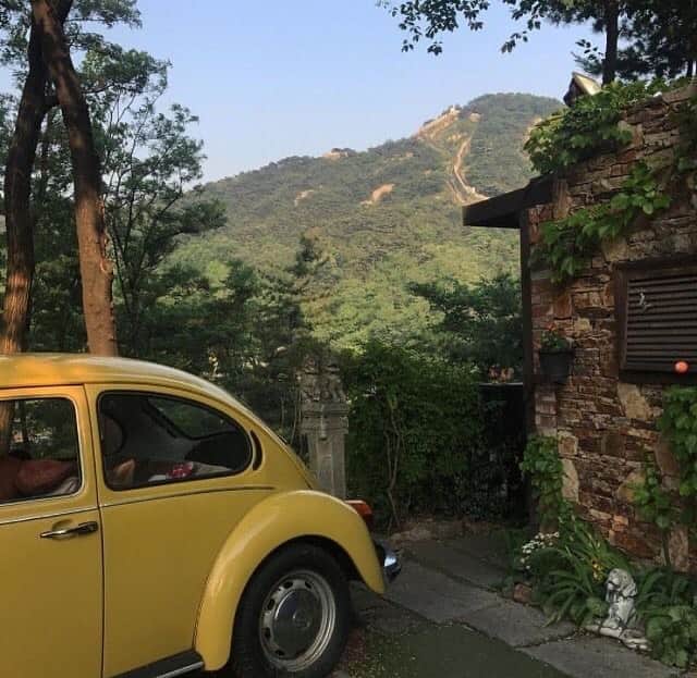 のインスタグラム：「breaks in the countryside are my favorites. Spring is coming, this is the time when I feel most alive. I resource myself here, in Europe. I have traveled all over the world, but I have never found anything more beautiful than Europe. Nothing more authentic. So I will be here, in the French countryside, in Italy, in Greece, in Paris, in Provence... for a few more months. if you need me..」