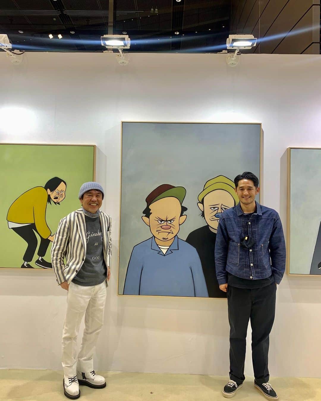 のインスタグラム：「"ART FAIR TOKYO" 花井君にはBEAMSオフィスに壁画を描いてもらいました❣️ 永井博画伯の絵はオフィスに沢山掛けてます。 大好きな縄アートのKinokoさんや、ふぉとぐらふのヨネちゃんにも会えて良かった！😄👍 #ART_FAIR_TOKYO2021 花井 祐介 #永井博 #一キノコ #米原康正 @hanaiyusuke @hiroshipenguinjoe @kinoko_shibari @yone69harajuku」