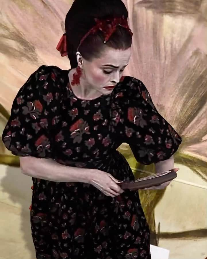 シャーナ・オズボーンのインスタグラム：「#helenabonhamcarter  AR pop up book for @simonerocha_ x @hm directed by me 🐞!! @robbiespencer @cyndiaharvey @niamhquin @amaquashie @samuel_ellis @maxbellhouse  @pg_dmcasting #gainsburywhiting @frederic_sanchez @mmparisdotcom  @fayeweiwei. Wild fun!!」