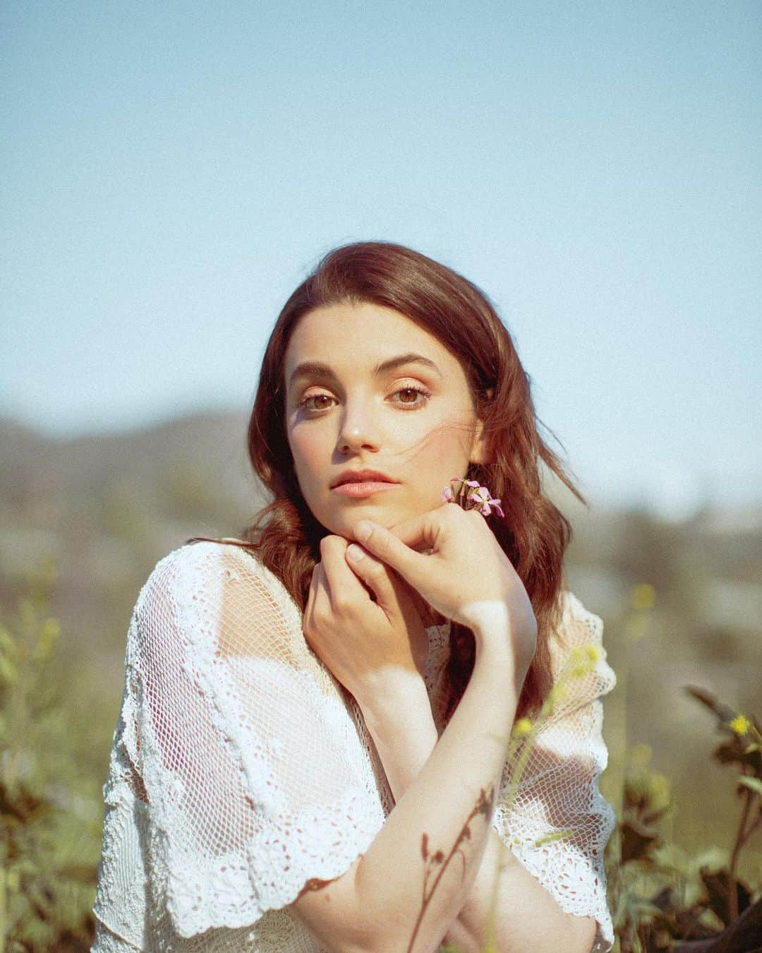 Francesca Realeのインスタグラム：「This shoot made me want to take up gardening.. I have no idea why. Anyway more from my afternoon with @macksfilms and @momosmua !🍃🌻🌾」