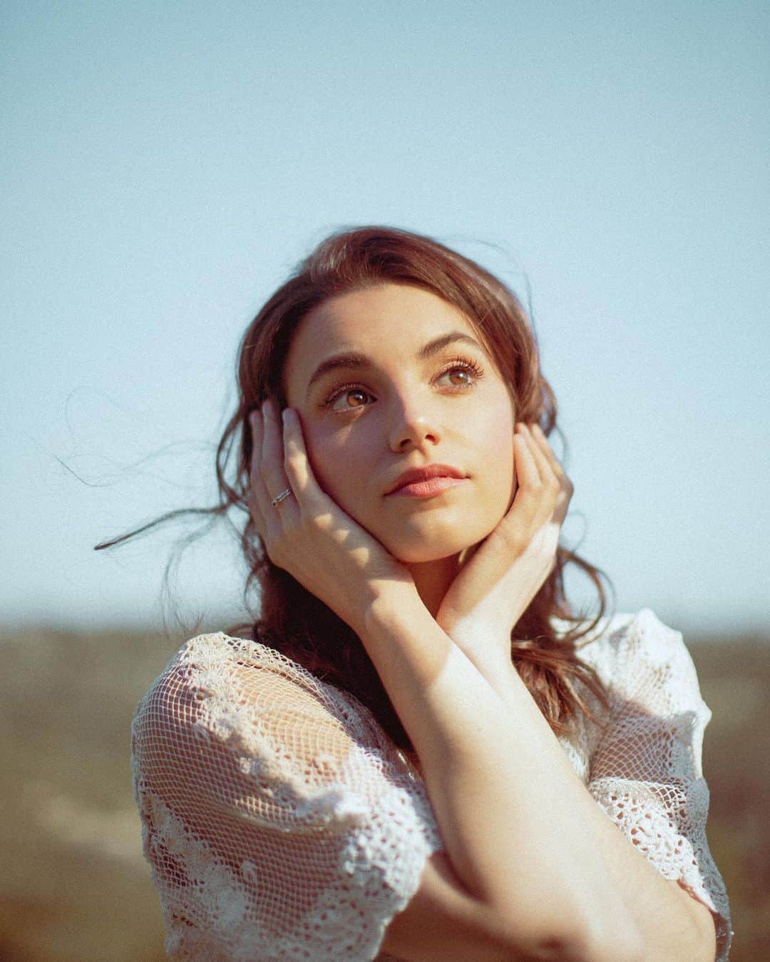 Francesca Realeさんのインスタグラム写真 - (Francesca RealeInstagram)「This shoot made me want to take up gardening.. I have no idea why. Anyway more from my afternoon with @macksfilms and @momosmua !🍃🌻🌾」3月19日 2時30分 - francescareale