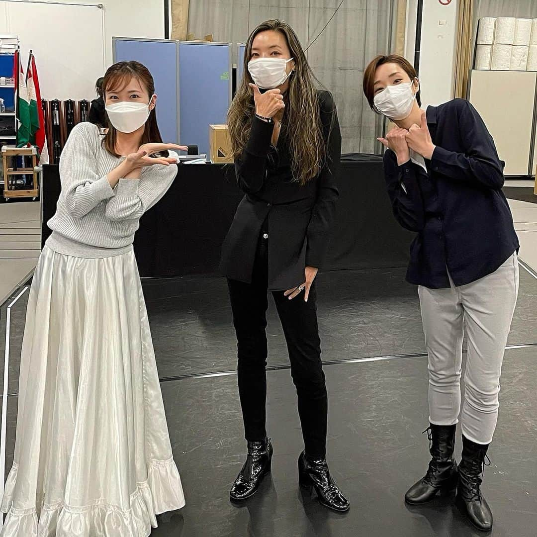 和央ようかさんのインスタグラム写真 - (和央ようかInstagram)「Rehearsing for Elizabeth Gala Concert 2021🎤  エリザベートガラコンサート2021🎤のお稽古場より、その③  このメンバーわかる？私達みんな宙組？そう、正解、そして,.....このメンバーは 私の宝塚ホテルで7月10.11日開催されるディナーショーのメンバー😊😊😊 みりおん(実咲凜音ちゃん)あっきー(澄輝さやとちゃん)  この日はみりおんをエリザベート、あっきーをルドルフに…  みりおんとは切なく…🥲 あっきーにはお父ちゃんからちょっと怒らせて頂いた🤣🤣🤣  今度はみんなで笑いながら一緒に歌いたいね😊🤣😅  #takakotokyostylin🇯🇵 #エリザベートガラコンサート2021 #実咲凜音 さん#澄輝さやと さん#宝塚ホテル#ディナーショー#宙組#yokawao#和央ようか#宝塚」3月19日 8時06分 - yokawao0215