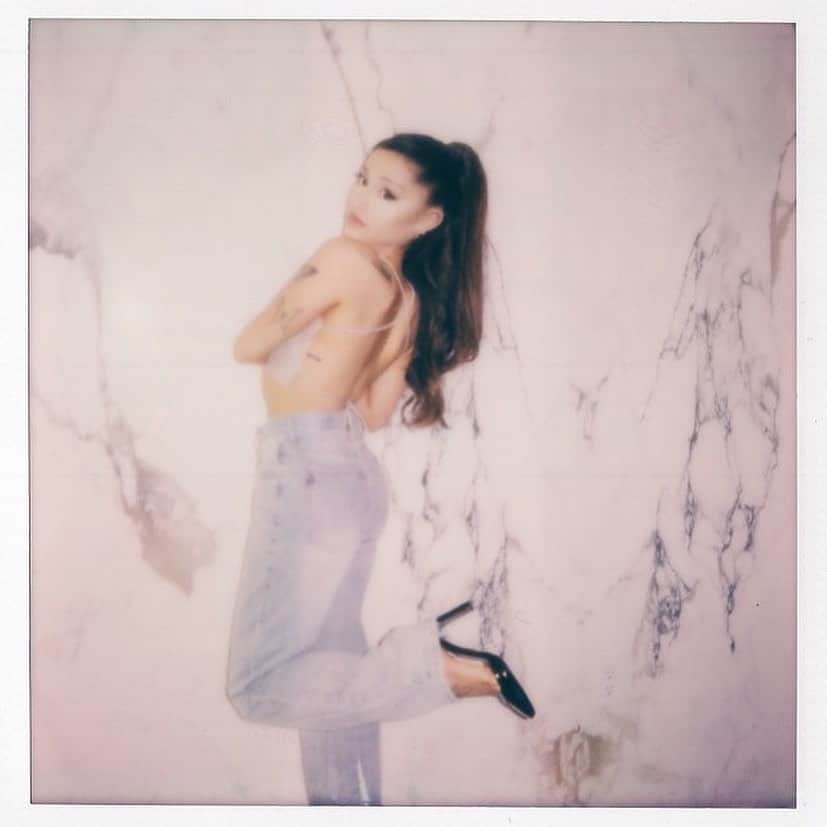 アリアナ・グランデのインスタグラム：「🖤」