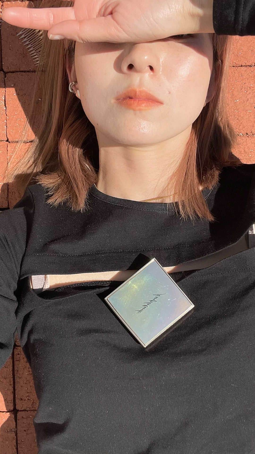 三苫愛のインスタグラム：「3/18インスタライブのおさらい。@amplitudebeauty のチークが好きです。トップスは @limifeu_official 🖤胸元の空き具合が可愛い。 デザイントップスの収集癖。 #mitomamakeup」