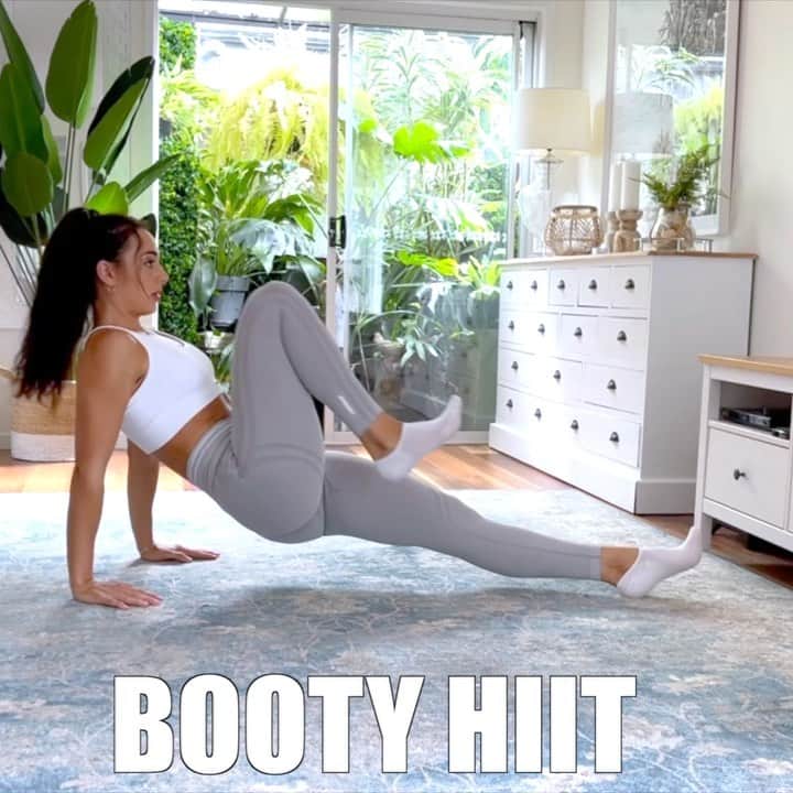 Danielle Robertsonのインスタグラム：「BOOTY HIIT 🍑🔥  Get amongst this lower body focused HIIT workout (AKA BOOTY HIIT) 🔥 This workout is from our Booty HIIT Program - a home based 8 week sculpt and shred guide. If you love this workout (and growing your glutes whilst keeping a toned physique) you will love this program!   Follow the link in my bio to find out more!  WORKOUT  3 Sets 40:15  40 Sec Work 15 Sec Rest  40 SEC STONERUNNERS 40 SEC KNEE KNEE TOE TOE  40 SEC FROG PUMPS 40 SEC POP SQUATS 40 SEC MOUNTAIN CLIMBERS 40 SEC SQUAT PULSE 40 SEC SPLIT JUMPS」