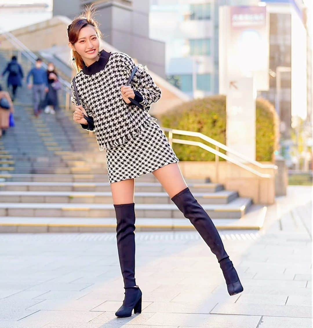 月中秋実さんのインスタグラム写真 - (月中秋実Instagram)「・ ・ ・ ・ 頭部の毛に注目😳 ・ ・ #おはよう#おはようございます#goodmorning#撮影#model#fashion#skirt#boots#longboots#setup」3月19日 5時26分 - tukinakaakimi