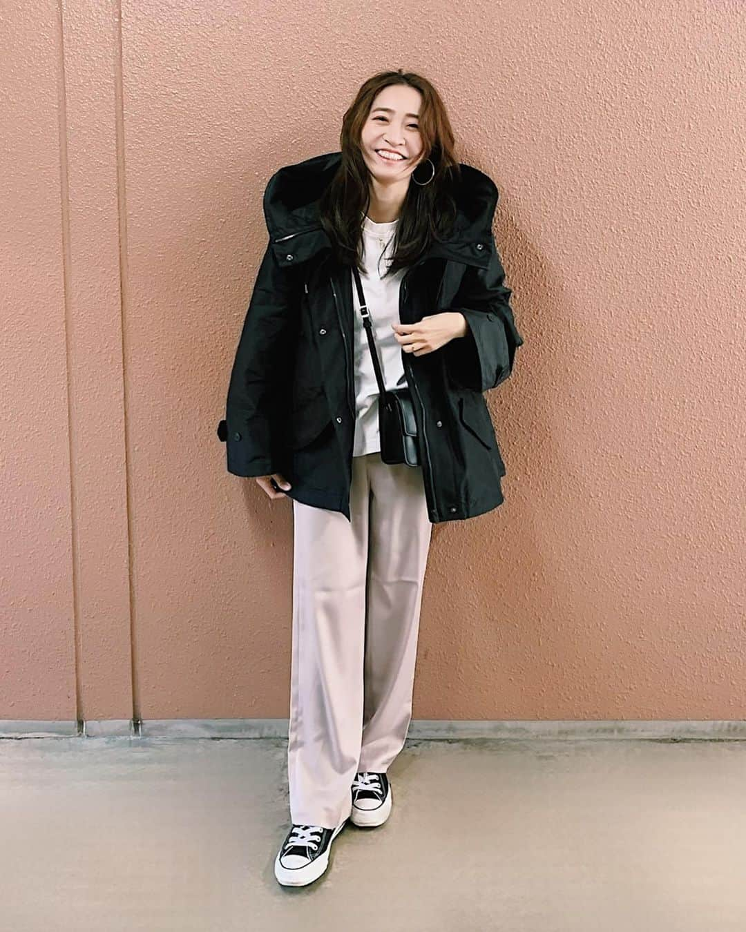 鈴木優美 さんのインスタグラム写真 - (鈴木優美 Instagram)「@uniqlo × @jilsander の #シルクブレンドオーバーサイズパーカ ！ シルクナイロンが綺麗で、フードや襟のデザインもシルエットも可愛くて、結局購入🖤 #スーピマコットンドルマンスリーブシャツ も購入しました♪ . outer,T-shirt,pants @uniqlo_jp #uniqlo #ユニクロ  bag @vasic_japan #vasic #ヴァジック  shoes @converse_jp #converse #コンバース  pierce @mariablackjp #mariablack #マリアブラック  . ちなみにパンツは #サテンリラックスストレートパンツ ！ 久しぶりにコンバース履いた♪ . . . . . . #上下ユニクロ部 #ユニクロコーデ #ユニクロ購入品 #ユニクロジルサンダー #ユニクロきれいめ部 #ユニクロ新作 #ユニクロの輪 #ユニクロユー #uniqloコーデ #ジルサンダー #プラスj #uniqlou #uniqlojilsander #春コーデ #春服 #春アウター #yesuniqlo #very #mamagirl」3月19日 17時24分 - yumi_kakiuchi