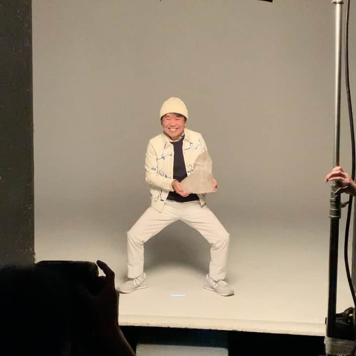 のインスタグラム：「NEW BALANCEの撮影！😊📸✨ 社長室にいつも置いてある巨大水晶を持って❣️ お守りなんだけど重かったッス😆 #NEWBALANCE #スタジオ撮影 #水晶 #クリスタル #お守り @keiichinitta」