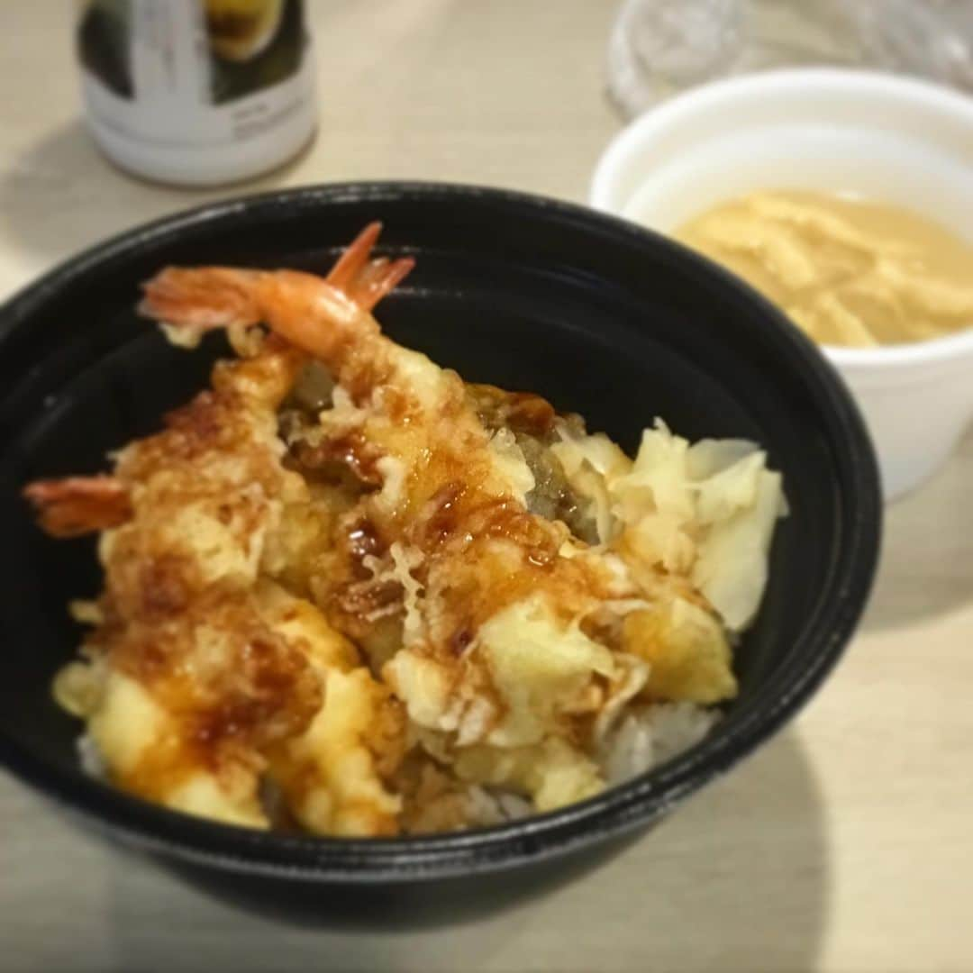 木村ひさしさんのインスタグラム写真 - (木村ひさしInstagram)「最高のおっさんの昼ごはん。 天丼海老が5匹 15:30の昼ごはん。 #最高のおっさんの仕上げメシ  #2021チャレンジ第一弾  #シェフは名探偵」3月19日 15時56分 - kimura.hisashi