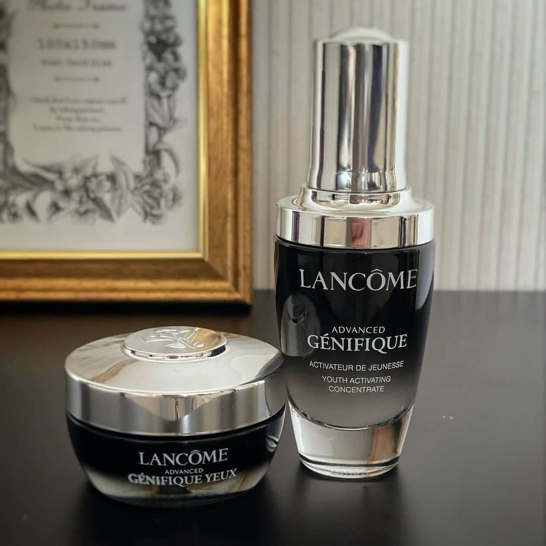 坂村かおるさんのインスタグラム写真 - (坂村かおるInstagram)「ランコム(Lancôme)は 2021年夏コスメとして 新作アイクリーム「ジェニフィック アドバンスト アイクリーム」を発売。 2021年6月11日(金)より販売になります。  「ジェニフィック アドバンスト アイクリーム」とは ランコムのNo.1美容液「ジェニフィック アドバンスト N」と同様に、“美肌菌”から発想した新作アイクリームです！  「目もとには独自の特性を持つマイクロバイオームが存在する」という研究結果をもとに、これらのバランスを整えることで健やかな肌へ導く7種類のプレ/プロバイオティクス由来成分を配合した。「ジェニフィック アドバンスト N」共通成分に加え、デリケートな目もとの肌に特化した新成分も採用している。  今回は、ランコムオンライン発表会に参加して、じっくりと説明をして頂きました☺️  目もとのクマにもアプローチ！  肌ボリュームが減少することによる目周辺の影や、血管浮きによる青グマ、色素沈着による茶グマなどにアプローチする複合成分も配合。ヒアルロン酸やク ロレラバルガリス、ビタミンCGなどが、目もと特有の悩みに働きかける。  早速、使い初めて目元のハリを実感しております💗  #ランコム #lancome #美肌菌 #ジェニフィックアドバンスとアイクリーム」3月19日 15時51分 - kaoru.sakamura