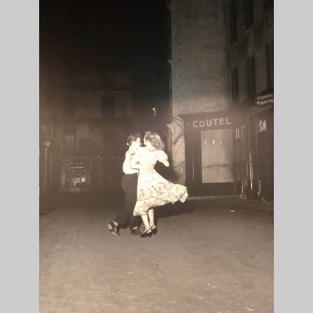 加藤紀子のインスタグラム：「21歳で初めてドアノーの写真集を観た時、 「この時代のフランスも知ってみたい！」と思ったことを思い出しました。 （その頃からフランス大好き欲がメラメラと育ってきていたから）  写真家ドアノー/ 音楽/パリ 『パリの音楽散歩』  素晴らしき展示で 満喫のお散歩出来ました。  はー、良かった…  #ドアノー展」