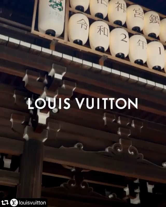 山本寛斎のインスタグラム：「#repost @louisvuitton ・・・ Opening soon in Tokyo. A celebration of #LouisVuitton’s 160 years of creative exchanges and artistic collaborations, LOUIS VUITTON & focuses on the enduring admiration and inspiration that flows between the Maison and artistic visionaries from Japan. Find out more about the new exhibition via link in bio. #LouisVuittonAnd  __________________________  ルイ・ヴィトンが開催する、160余年におよぶ歴史を辿る旅を紹介するエキシビション「LOUIS VUITTON &」が、本日 3月19日〜5月16日に東京・原宿のジング（JING）で開催されます。 先見性に富んだ数多くの著名な日本人アーティストや国際的に活躍するパーソナリティたちを讃え、メゾンとの間で絶えず育まれてきた敬意とインスピレーションの歴史にフォーカスを当てられているこの展覧会に、山本寛斎の作品も参加しています。  この展覧会では、2017年に滋賀県の美術館ミホ・ミュージアムでルイ・ヴィトンが開催した「2018年クルーズコレクション」でアーティスティックディレクターのニコラ・ジェスキエール氏が山本寛斎のモチーフを取り入れ制作されたルックの展示の他、日本の伝統的絵画や色彩をデザインに取り入れるという、寛斎が最も得意とする手法を用いて制作されたコート「鯉の滝登り」、そして、寛斎を象徴する作品のひとつで、デヴィッド・ボウイ氏のツアー衣装にも採用された「TOKYO POP」が展示されています。 寛斎のアイコニックなクリエーションと、そうした日本的で色彩溢れる寛斎の感性に魅了されたニコラ・ジェスキエール氏との素晴らしいコラボレーション作品がお楽しみいただけます。 ルイ・ヴィトンの素晴らしい歴史のみでなく、山本寛斎の貴重な作品もご覧いただけるこの展覧会を是非ご覧ください。  「LOUIS VUITTON &」 ■会期： 2021年3月19日(金)〜5月16日(日) 10:00〜20:00（最終入場 19:30） ■会場： 東京都渋谷区神宮前6-35-6 JING ※入場料無料/要事前予約  #kansaiyamamoto  #tokyopop」