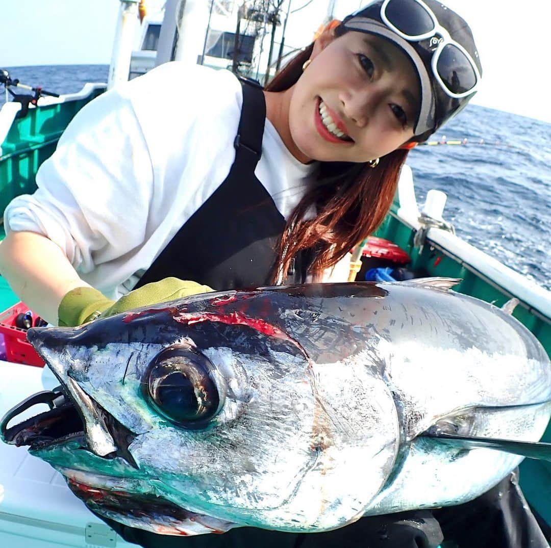 村西利恵のインスタグラム：「✔︎﻿ 最近、和歌山〜三重沖で流行りに流行っている﻿ ﻿ トンジギに行けました🎣😍﻿ (トンボ(ビンチョウマグロ)＋ジギングでトンジギ)﻿ ﻿ 2月くらいから釣れてるよーって言われてて﻿ ﻿ 行きたくて行きたくて震えていたのですが🥴﻿ ﻿ 狙い通り10kgトンボを仕留めた時はまた震えました💪﻿ ﻿ さらにはちょうど美味しいサイズの﻿ ﻿ 3kgカツオまで掛かってくれて🙌﻿ ﻿ コロナ自粛で鈍った体に、がっつり深いジギングは﻿ ﻿ 体力がもつか心配だったのですが、杞憂でした。﻿ ﻿ 女性の腕でも釣れますよ！﻿ ﻿ そして今まだ釣れてますよ！！﻿ ﻿ マグロ釣りたい方は是非行ってみて下さ〜い🤗﻿ ﻿ ﻿ #古座川 ﻿ #藤田渡船﻿ #オーシャンフィールド﻿ #藤田船長﻿ #いつもありがとう﻿ #サンスポ取材﻿ #後日掲載されます﻿ ﻿ #以下はタックルデータ﻿ #ロッド﻿ #SHIMANO﻿ #gametypeLJ﻿ #リール﻿ #SHIMANO﻿ #stella6000 ﻿ #pe3号﻿ #leader14号﻿ #使用ジグ﻿ #uroco ﻿ #200g﻿ #針﻿ #natureboys ﻿ #3/0﻿ ﻿ #7時間しゃくりっぱなし﻿ #修行﻿ #楽しい修行 #トンジギ #ビンチョウマグロ #マグロ釣り #釣りたガール」