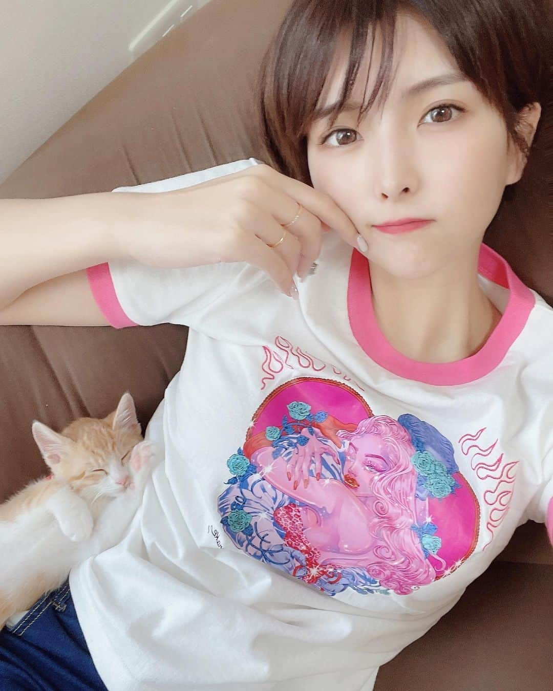 ききまるさんのインスタグラム写真 - (ききまるInstagram)「おうち時間💗  . . うちに猫ちゃんが来てから本当に毎日が幸せすぎて全然家出てない！！もはや今までの生活を思い出せない。 . 改めまして茶々です🐈 生後2ヶ月半のおてんば娘です🚺 . @chachagram_01  . . #トラ白 #茶トラ女子部 #子猫のいる生活　#子猫里親 #子猫のいる生活 #子猫成長記録 #子猫部 #子猫育て #保護猫 #保護猫と暮らす #保護猫を家族に #保護猫出身 #保護猫から家族 #茶トラ #茶トラ女子部 #茶トラ猫 #茶トラ白 #茶トラ女子 #茶トラ　#にゃんこ　#にゃんこ部 #にゃんこlove #にゃんこすたぐらむ　#猫の日 #猫のいる暮らし #猫好きさんと繋がりたい」3月19日 16時06分 - kikigram_97