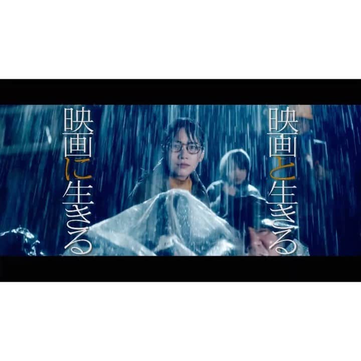 枝優花のインスタグラム：「のん　@non_kamo_ne さんが監督・脚本・主演を務める長編映画「Ribbon」にて、特撮監督を担当している樋口真嗣監督の応援映像「映画と生きる 映画に生きる」に出演しました。  映画撮影の現場をそのままcmにしまして、私はスクリプター(記録さんですね)として出ています。 スタッフ役は全員映画監督です。あの人もこの人もいます。沖田監督のフォーカスマン、最高だったのだ、、  ラストに脚立からひょっこり出てくる演出、高所恐怖症なのに思わず全然平気です、と言ってしまい後悔、、しかしいざカメラ回ると本当に大丈夫になるから不思議ですね。。。  こんなご時世ですが、映画は生きる力をくれるはずと信じて作っております。今村昌平、深作欣二、岡本喜八、、名だたる監督たちの言葉が沁みます。(うなぎを久しぶりに観返そうと思う！)  是非観てください。  「映画と生きる 映画に生きる」 （雨篇：岡本喜八）   監督　 樋口慎二  出演  のん　@non_kamo_ne   緒方明 尾上克郎 犬童一心 片渕須直 白石和彌 市井昌秀 沖田修一 枝優花」