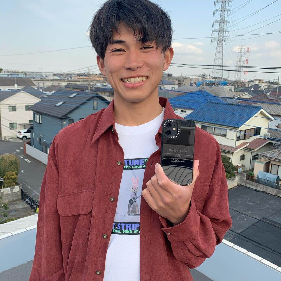 飯田貴之さんのインスタグラム写真 - (飯田貴之Instagram)「@casetify_jp でiPhoneケースをカスタムオーダーさせて頂きました。 背面ミラーかっこいい！カメラレンズの部分も高くなっていて、背面を下にして置いても傷がつかなそうで安心です😌 持ち物には名前を書くように教わってきたので「Takayuki no iPhone」って彫ってあります。 ん、センスないって？聞こえなーい🙉  @casetify @casetify_jp  #CASETiFY#stateyourcase」3月19日 16時35分 - takayukiiidaphoto