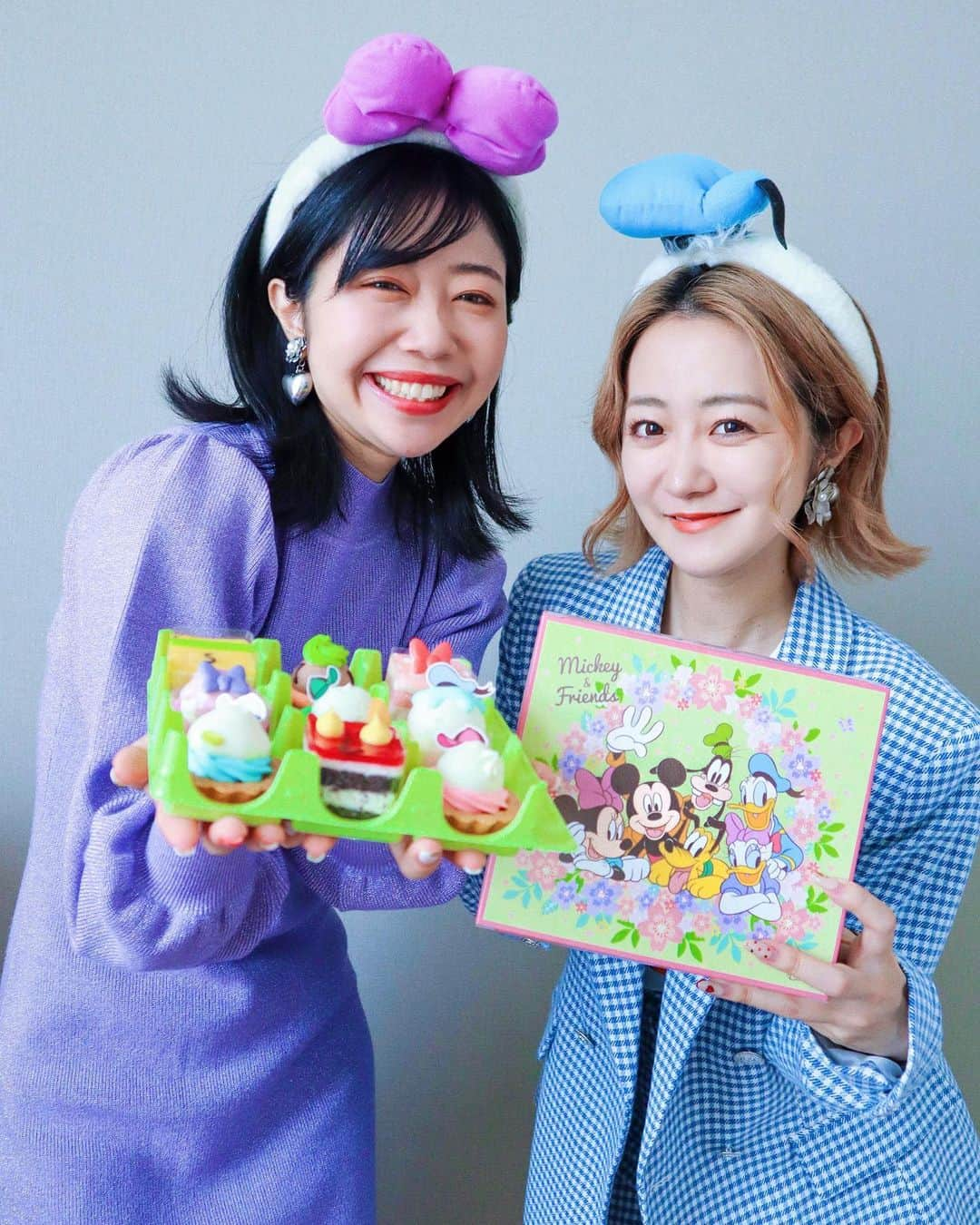 中島奈津希さんのインスタグラム写真 - (中島奈津希Instagram)「👩🏻💜🐥💙👶🏻﻿ ﻿ ﻿ ﻿ ﻿ ﻿ 本日3月19日(金)から4月22日の期間限で発売の﻿ #銀座コージーコーナー (@ginzacozycorner )﻿ ＂ミッキー&フレンズ コレクション🍰＂﻿ ¥2,700(税込)﻿ ﻿ #ヒューイデューイルーイ たちも居るよ🐥💭❤️💙💚﻿ ﻿ ﻿ ﻿ ﻿ ﻿ ﻿ ﻿ ﻿ 食べやすいサイズだから﻿ ペロリと食べられちゃうし、﻿ パッケージの春らしいデザインもかわいい🥺💗💐﻿ ﻿ ﻿ いつも通り、﻿ 今回も本気じゃんけんで﻿ 食べるケーキを決めました👭🏻✋✌️✊笑﻿ ﻿ ﻿ ﻿ ﻿ ﻿ ﻿ ﻿ 因みに、﻿ ヒューイデューイルーイ は﻿ いちご味🍓ソーダ味🥤メロン味🍈﻿ ぜひ、食べてみてね😋💭🍰❤️❤️❤️﻿ ﻿ ☁️☁️☁️☁️☁️☁️☁️☁️☁️☁️☁️☁️☁️☁️☁️☁️﻿ #disneysisters_jp ←#中島姉妹 ディズニーまとめ👭🏻﻿ #ディズニースイーツ　﻿ #おうちディズニー　﻿ #おうちディズニーバウンド　﻿ #ディズニーバウンド」3月19日 16時47分 - nakajima_natsuki