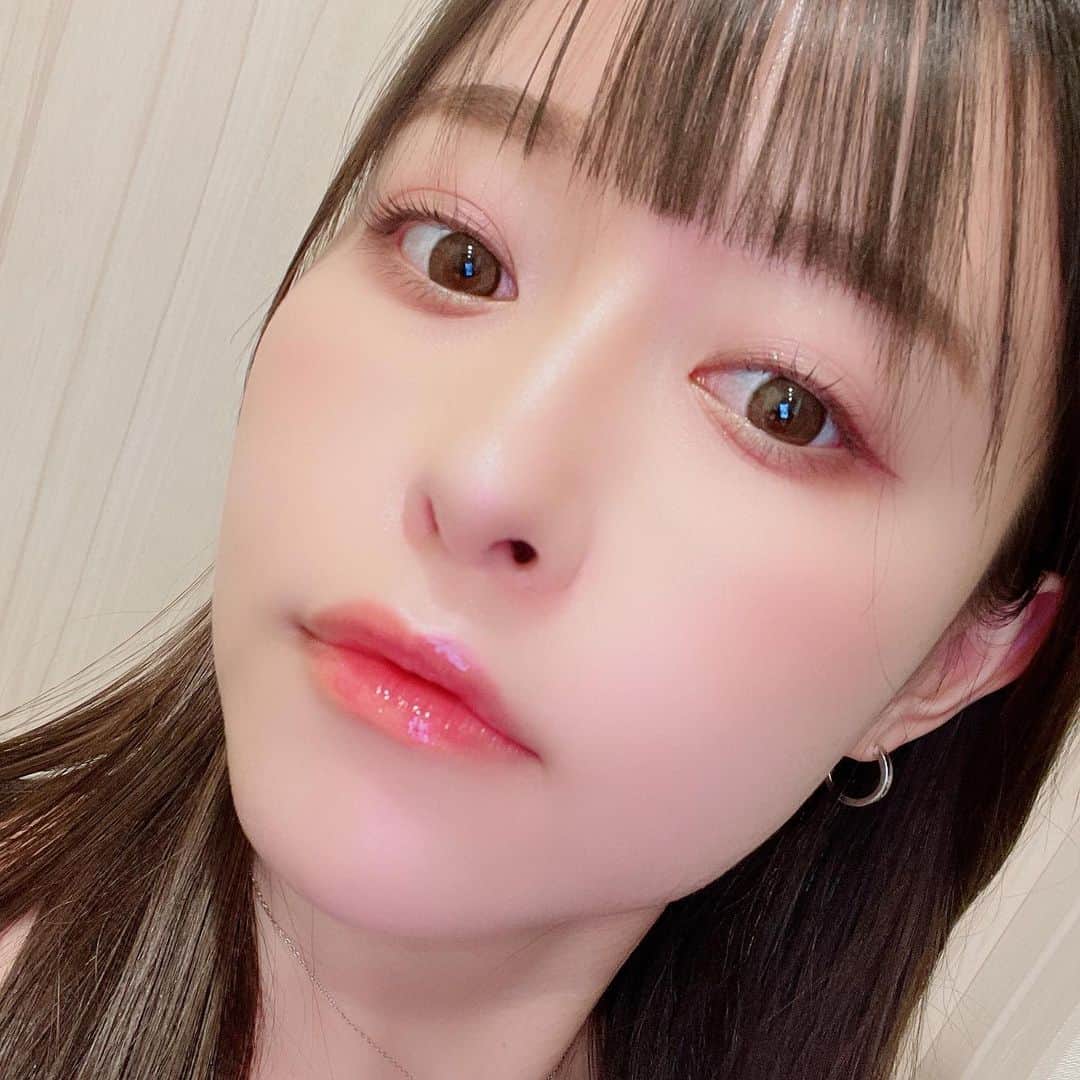 歩乃華（ほのらん）のインスタグラム：「お気に入りのファンデーション紹介します！ 最近いいファンデーションなくて マスクで崩れやすいから使ってなかったけど このマキアージュのドラマティックジェリーコンパクトめっちゃいい😍 毛穴もしっかりカバーしつつ透明感もでて つけたての綺麗な仕上がりが持続する💙💙 マキアージュのくずれ防止下地と一緒に使うと なお良し💓 ファンデーションの厚塗り感苦手やけど 中が保湿成分たっぷりの高密着ジェリーやから 綺麗に自然なつやっとした肌に仕上がる🥰 パフの形も塗りやすくてお気に入り！ みんなも使ってみて下さい🌟 これからの時期におすすめ🥰🥰  #提供 #ツヤ肌 #つや肌  #ファンデーション #ベースメイク #クッションファンデ  #マキアージュ #毛穴カバー #ドラマティックジェリーコンパクト  #おすすめコスメ #毎日メイク #ツヤ肌メイク #ファンデ #透明感メイク  #優秀コスメ #愛用コスメ #リピートコスメ #人気コスメ  #クッションファンデーション #カバー力 #おすすめファンデ @maquillage_jp」