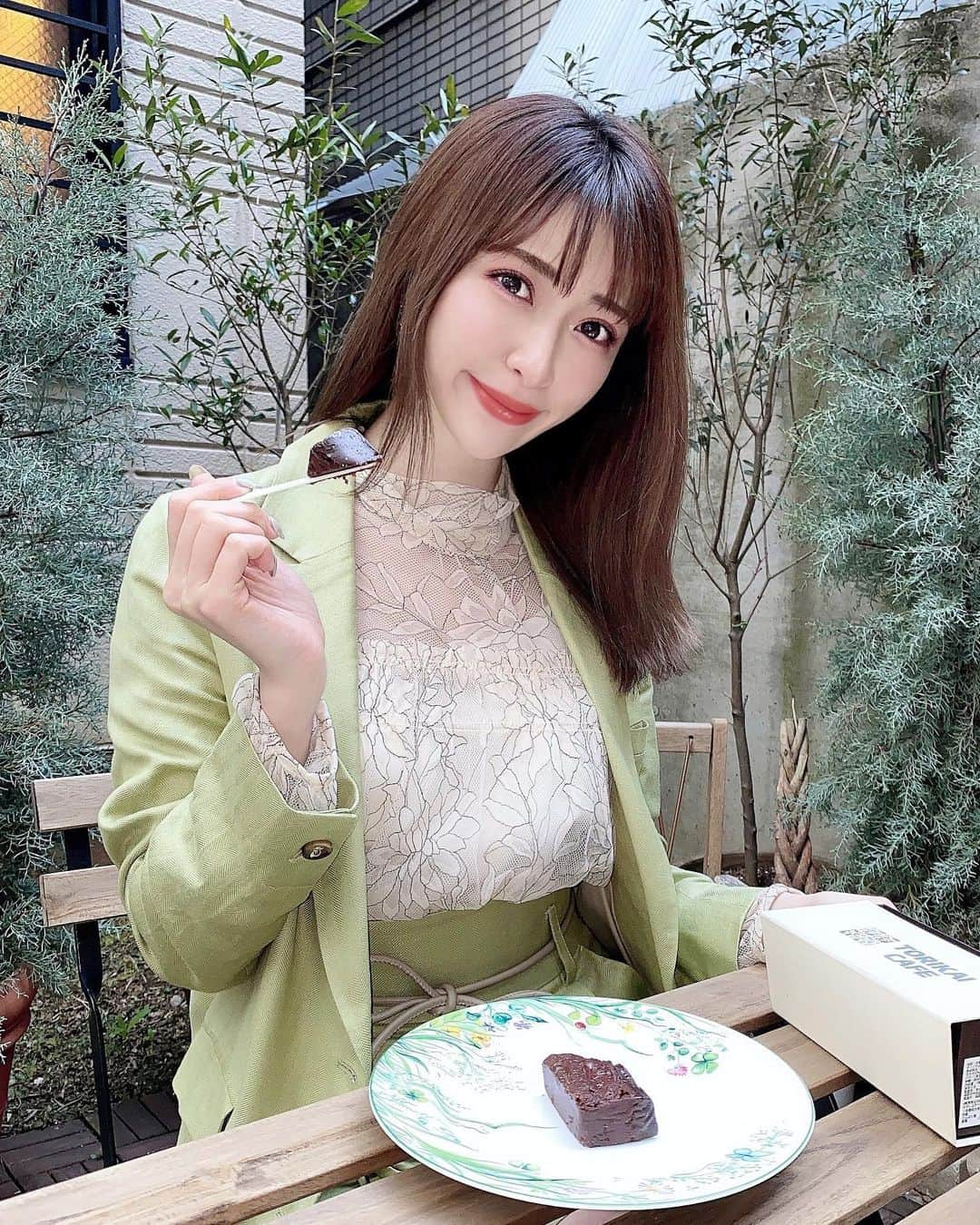 新部宏美さんのインスタグラム写真 - (新部宏美Instagram)「わたしのオススメの生クリーム、小麦不使用のヘルシースイーツ🤍🤍🤍 チョコレート好きの人には食べて欲しい @torikaicafe のショコラテリーヌだよ😍🍫 * イソフラボンたっぷりの濃厚豆乳がブレンドされていてカロリー控えめでダイエット中でも罪悪感なく食べれるの🥺❤️ 濃厚チョコレートなのに後味さっぱりでとろける口溶け🤤ひとくちで幸せな気持ちになれるよ〜💓 * TORIKAI CAFEは福岡の六本松駅にあるんだけど、今回はお取り寄せしました❤️この時期だからこそ美味しいスイーツでお家カフェを楽んじゃおうっ🎶 * * * #torikaicafe #テリーヌショコラ #ソイショコラ#お取り寄せスイーツ #ヘルシースイーツ#ガトーショコラ#おうちカフェ#スイーツギフト #pr#ビーガンスイーツ#豆乳#チョコレート#チョコレート好き#チョコレートスイーツ#福岡#六本松#六本松カフェ#福岡カフェ#豆乳スイーツ#ダイエット#ダイエットスイーツ」3月19日 17時04分 - piromin_1202