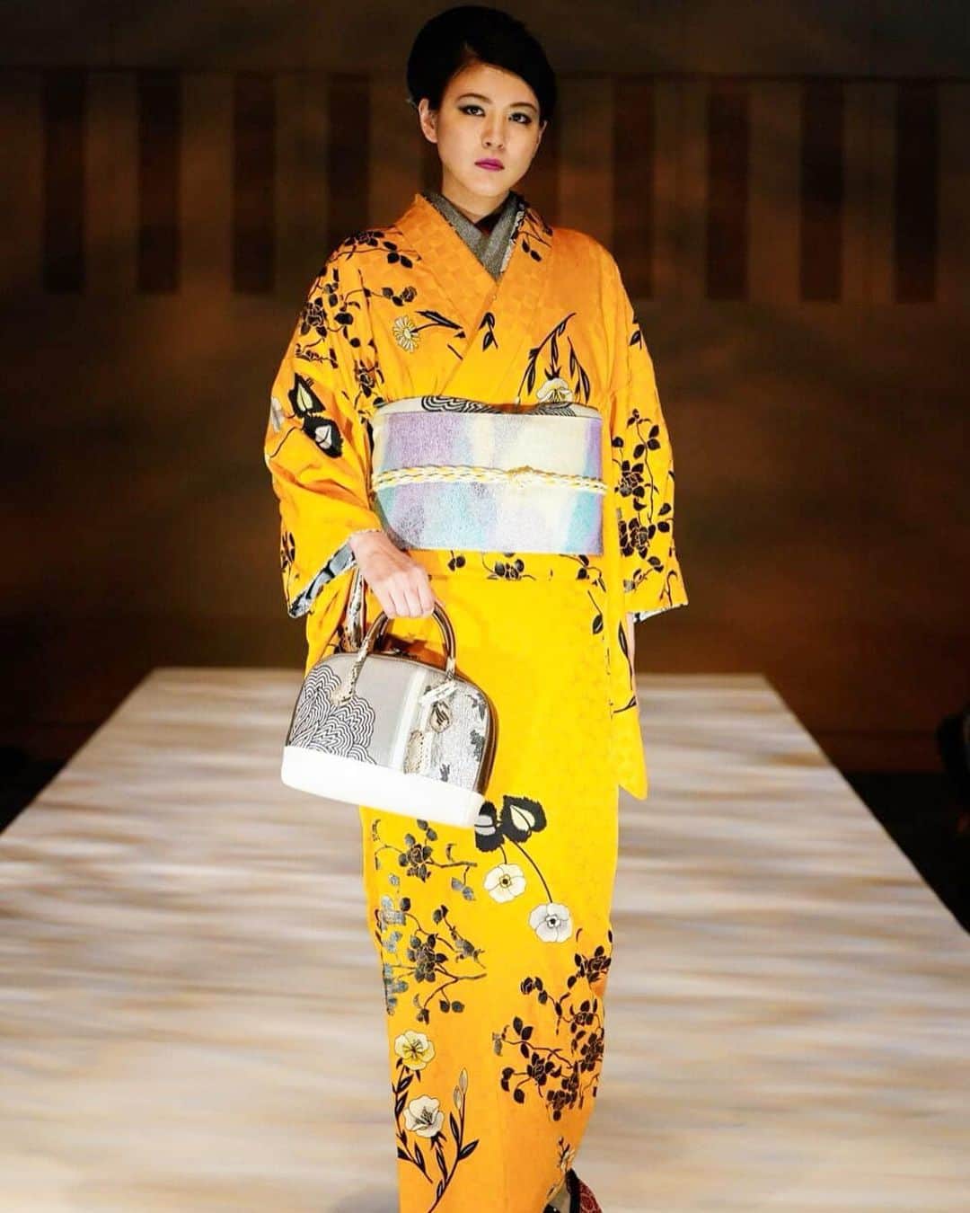 源崎トモエさんのインスタグラム写真 - (源崎トモエInstagram)「JOTARO SAITOU kimono style collection Rakuten Fashion Week Tokyo 2021A/W . 今回も素敵な着物ばかりでした☺️💗 ありがとうございました💐 . #jotarosaito #kimono #kimonostyle  #kimonofashion #show  #fashionweek #rakutenfashionweektokyo  #tokyocollection」3月19日 17時15分 - ggeenn1119