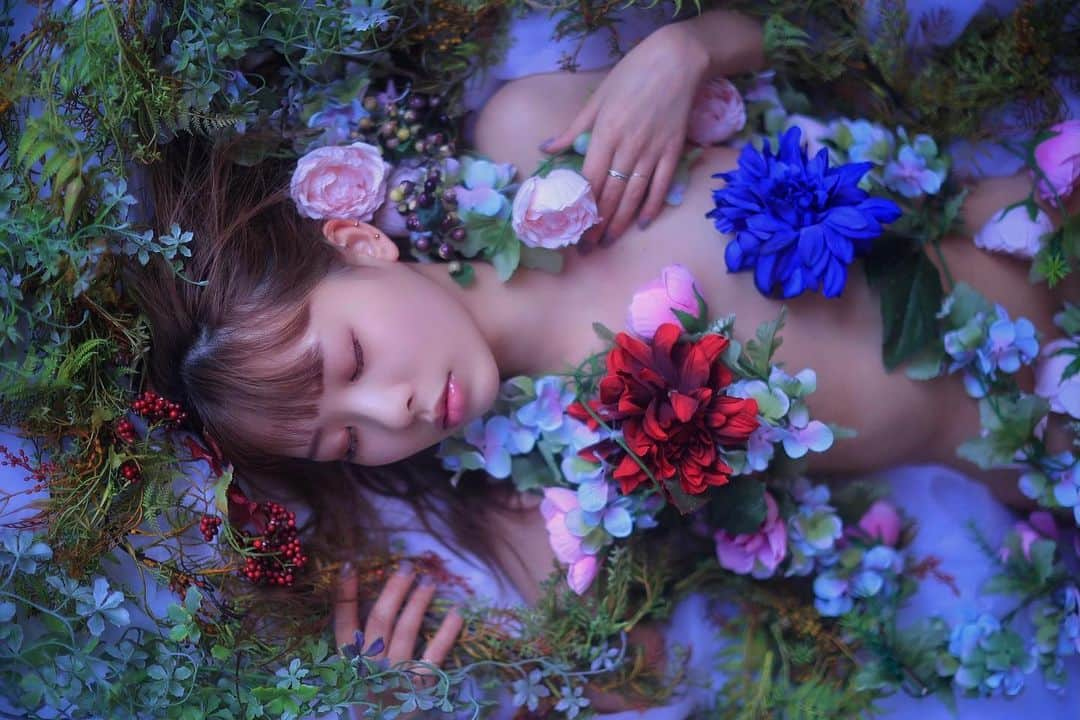 舘林佳史さんのインスタグラム写真 - (舘林佳史Instagram)「夢の国✨眠り姫シリーズ👸🌹  モデルの水島まゆちゃんと作品作り @mayu._.mizushima   人気爆進中❣️まゆちゃんモデル依頼可能です^ ^✨ まゆちゃん撮影依頼はお気軽にDM下さい💓  ༚┈❁┈༚༝༝༚┈❁┈༚༝༝༚┈❁┈༚༝༝༚┈❁┈ ༚༝༝༚┈❁┈﻿ ﻿ 誰でも物語の主人公になれる﻿ ﻿ をキャッチコピーにドラマや映画﻿ 物語のワンシーンの様なDramaticStoryPhot﻿ と言う名前で活動作品作りをしています。﻿ ﻿ 大好評のドラマティックフォトのご依頼は﻿ このクオリティーで30000円〜(ほぼ諸経費)﻿ で受け賜わっています)^o^( ﻿ ﻿ 素敵な作品を一緒に作りたい！﻿ コラボレーションしたい 美容師・メイクアップアーティストさん ・服飾デザイナーさんクリエイターさんも随時募集中です✨﻿ ﻿ お姫様になりたい👸物語の主人公になってみませんか^ ^⁉︎﻿ ﻿ たった一枚の写真で人生が変わる‼️﻿ ﻿ ✨作品作り体験モデルに興味がある方 ドラマティックフォト依頼 撮影依頼 体験モデル募集①お名前②地域③年齢④身長⑤LINE ID⑥応募理由やお問い合わせ内容⑦最近の髪型スタイルの分かる写真をDM下さい✨📩﻿ ﻿ モデル宣材撮影 コンポジ Book作り プロフィール撮影 ブライダルフォト記念撮影 衣装レンタル 成人式 着物 ドレスロケーションフォト スチール サロンモデル撮影 写真集等撮影のご依頼何でもお気軽にお問い合わせDM下さい✨📩 ﻿ ﻿ ༚┈❁┈༚༝༝༚┈❁┈༚༝༝༚┈❁┈༚༝༝༚┈❁┈ ༚༝༝༚┈❁┈ ﻿ ﻿ 【掲載モデル個撮紹介】﻿ ﻿ 掲載モデルを撮ってみたいと思った事はありませんか^ ^⁉️﻿ ﻿ 掲載モデルさんをAilinQにてご紹介出来るようになりました❣️﻿ ﻿ 個撮紹介﻿ @ailinq_studio ﻿ ✅ポートレート撮影をやってみたいけどモデルモデルが見つからない。﻿ ✅モデルと一対一でポートレート撮影したい。﻿ ✅撮影会だと撮りたい構図の写真が撮れない。﻿ ✅モデル2人でツイン撮影したい。﻿ ✅友達のカメラマンと一緒にモデルを撮りたい。﻿ ✅モデルとメイクさんを呼んで作品作りをしたい。﻿ ✅スタジオで個撮したい。﻿ ✅海や山で撮影したい。﻿ ✅水着撮影したい。﻿ ✅仕事帰りに撮影したい。﻿ ✅夜景やネオンで撮りたい。﻿ ✅フォトコンにチャレンジしたい。﻿ ✅美容院スタイリストの作品作りコンテストモデル探しや撮影をしたい。カメラマンも探している。﻿ ✅プロのフォトグラファーを 目指している。﻿ ✅プロのカメラマンと同行してもらって勉強したい。﻿ ✅自分の都合の良い日や時間に合わせて撮影がしたい。﻿ ﻿ ༚┈❁┈༚༝༝༚┈❁┈༚༝༝༚┈❁┈༚༝༝༚┈❁┈ ༚༝༝༚┈❁┈﻿ ﻿ 【掲載モデルの個人撮影依頼】﻿ ﻿ お問い合わせは以下の内容を記入しDM 📩﻿ 又はLINE下さい ID510661(舘林佳史)﻿ ﻿ お取り次ぎ致します❣️﻿ ﻿ 件名《個撮モデルお問い合わせ》﻿ ⚫︎氏名:﻿ ⚫︎年齢:﻿ ⚫︎連絡先:﻿ ⚫︎メールアドレス:﻿ ⚫︎カメラ歴: 年﻿ ⚫︎希望モデル名:﻿ ⚫︎希望日:﻿ ⚫︎希望時間:﻿ ⚫︎希望集合場所:  駅や施設名﻿ ⚫︎希望撮影地: 湘南  鎌倉 横浜 ○○公園 等﻿ ⚫︎移動手段: 徒歩  車﻿ ⚫︎希望衣装: ドレス・ロングスカート・ミニスカート・ワンピース・普段着・カジュアル・ショーパン・お任せ・着物・その他﻿ ⚫︎衣装(モデルさんに持って来て欲しい・自分で用意したい)﻿ ﻿ ﻿ ༚┈❁┈༚༝༝༚┈❁┈༚༝༝༚┈❁┈༚༝༝༚┈❁┈ ༚༝༝༚┈❁┈ ◆撮影料金﻿ ﻿ 基本撮影時間:3時間(休憩時間移動込み)﻿ 15000円﻿ ⚫︎延長:1時間ごとに5000円﻿ ﻿ ༚┈❁┈༚༝༝༚┈❁┈༚༝༝༚┈❁┈༚༝༝༚┈❁┈ ༚༝༝༚┈❁┈ . ．﻿  #セクシー #エモい #ファンタジー #夢の中 #グラビア #スタジオ撮影 #インスタ映えスポット #ドラマティックストーリーフォト#インスタ映え#作品作り #撮影依頼#シューティング#撮影依頼募集中 #ファインダー越しの私の世界 #写真を撮るのが好きな人と繋がりたい  #ストロビスト#ポートレート#ポートレートモデル#モデル募集#被写体#ロケーションフォト#カメラマン#フォトグラファー#東京カメラ﻿」3月19日 8時15分 - tatephotox