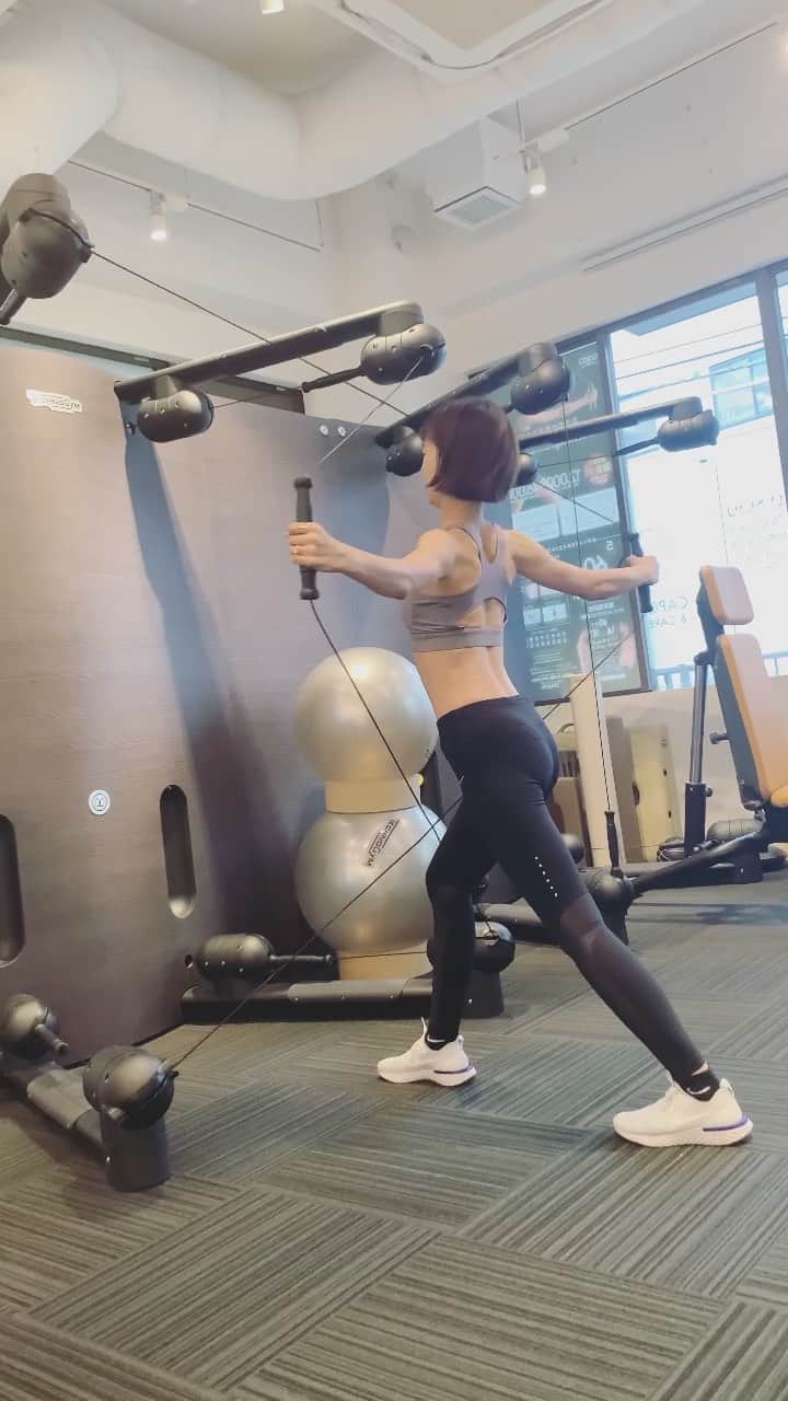 のインスタグラム：「この前のジム✨ 一瞬息子が映りますが。。笑 ゆるんできたお腹を引き締めて、肩甲骨の可動域を広げて来ました✨肩甲骨を緩めておくと、代謝もあがるし、血流も良くなって顔色も良くなる。 セルフメンテもおうちでする様になりました🤍アラフォー、体を大事にしていかなくては🌈 . . お腹の横のお肉失礼します。笑 #workout #gym #sports #nike #mentenance  #kinesis #mama #bodymake」