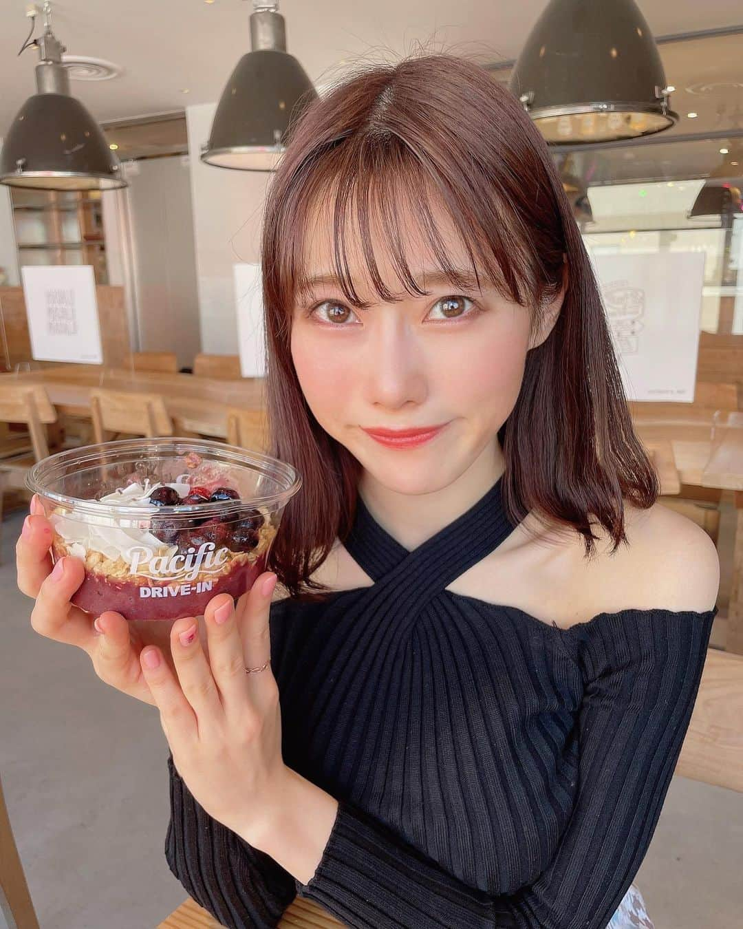 桃里れあさんのインスタグラム写真 - (桃里れあInstagram)「Good morning 🐈☀️ ・ Today is the day before my birthday🎂 I'm looking forward to my present! ・ ・ 昨日色々してて寝るのが遅くて、勿論朝眠くて二度寝しようかと思ったんだけど、 『19歳最後の日だから頑張れ』って自分を応援して起きました。 19歳じゃないんだけどね…寝ぼけてたみたい…😂 ・ 今日もお仕事頑張ろう( ˙꒳​˙ )❤︎ 明日の誕生日の撮影会でファンに会えるのを楽しみに頑張る！ 明日急遽来れる！ってなった方、来て欲しいな〜！ ハイライトのeventにURLや詳細まとめてるので気になった方見てみてね🥰 ・ ・  ・ ・ 【👙写真集】 1st電子写真集『yell』双葉社より発売中 Amazon Kindle→www.amazon.co.jp/dp/B08WJ6PJPC ・ ・ 【🐈ファンクラブ】 CHEERZ 桃里れあ https://cheerz.cz/artist/13853 サポーターになると… グラビアオフショット/プライベート写真/限定メルマガ/イベント優先受付/会員No.発行 月額500円〜で楽しみ放題♡サポーター登録前の投稿は見れないので早めの登録がオススメです！ ・ ・ 【💘イベント情報】 3/20 zoom撮影会　団体4部残り1枠！ ・ ・ 【📖雑誌掲載中】 2/3発売　アサ芸シークレット 3/5発売　Cream4月号 3/9発売　週刊アサヒ芸能 ・ ・ 【📀DVD】 1/29 1stイメージDVD「ももれあ」発売 大好評Amazon売り上げ新着共にランキング1位🏅 https://www.amazon.co.jp/dp/B08NPQTQG3 ・ ・ 【📻レギュラーラジオ】 調布FMらじぷら　次回放送4/4(日)23:00〜23:59 アプリ《リスラジ》でお聴きください♪ メンバー：小林智絵（Pimm's）/二瓶有加（PINK CRES.）/りさ（まなみのりさ）/桃里れあ ・ ・ 【💫SNS】 Twitter：https://twitter.com/rea_momosato  TikTok：https://vt.tiktok.com/ZSwuNpx1/ YouTubeチャンネル《桃里れあ》：https://www.youtube.com/channel/UCfpzmulrUvR-x-55JEoZ7Mg 公式LINE：https://lin.ee/h96Deou ・ ・ ・ #グラビア #グラビアアイドル #グラドル #看護師 #ナース #nurse #ไอดอล #아이돌 #प्रतिमा #japanesegirl  #idol #cosmel #内衣 #性感的 #漂亮 #清秀 #粉我 #เซ็กซี่ #섹시  #gravure #萌 #asiangirl #bajutidurseksi #sexyhot #护士  #自拍 #カフェ巡り #新宿カフェ #cafestagram #カフェスタグラム」3月19日 8時49分 - rea_momosato