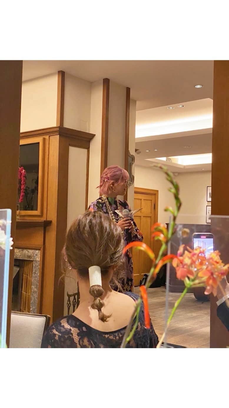 橋本江莉果のインスタグラム：「﻿ ﻿ @miisuke36 の #結婚式 では、歌を歌わせてもらいました🥺🎤💒✨﻿ ﻿ 今回リクエストをもらったのがMISIAさんの「アイノカタチ」💝﻿ ﻿ 思い返せば、私の心友たちやファンの方々、一生に一度の記念の大切な日に、私に歌わせてくれる機会を何度も与えてもらって、ほんっとに光栄でうれしい限りで。😢💕﻿ ﻿ そんな心友歴でいえば、1番長い、大事なみずほの結婚式で歌える日が来るだなんて、夢のようで🥲💞﻿ ﻿ 当日まで練習を重ねながら、ある意味、私も本番で🤣、ただならぬ緊張感を抱えながら、迎えた結婚式でもありました👏🏼😂🌸﻿ ﻿ アイノカタチはもちろん聞いたことはあったのですが、いざ練習をしようと歌詞を見たら、めちゃくちゃ良い歌詞で😢💫﻿ ﻿ 練習をしながら何度も号泣しちゃって、家の中で隙をみて練習していたので(カラオケになかなか行ける状況ではないので😩)、号泣してソファに戻ったら、旦那さんに「え、そんなに？！w」っと笑われながら←そんなにだよw、私の一番の課題は泣かずに歌い切ることでした😂﻿ ﻿ 最初は2回に1回泣いて、その回数の間隔がだんだん5回に1回、10回に2回←同じw、みずほの結婚式で歌えることの喜びや今まで本当にお互い色々あったから、その数知れない思い出が走馬灯のように浮かんできて、尚且つ歌詞がすごく刺さるから、も〜気持ちが忙しかった😂﻿ ﻿ 迎えた当日、リハーサルもさせてもらって、やっぱり泣きそうにはなるけど、これならイケる！っと思う手答えがありながら、式の最後の方に歌わせてもらいました🥺💕﻿ ﻿ 歌い始めたら、大好きなみずほや心友たち、ご両親含めたみんなの顔がほんっとに良い顔で聴いてくれてて、早くも泣いてくれたり、その顔を見てるこっちがやっぱり泣きそうになっちゃって、でも歌いきらなきゃっという想いで、緊張からは解放されつつも、泣きスイッチがすぐにでも入りそうで、途中からみんなの顔は見て見ぬふりをするという技を密かに繰り広げてました。w﻿ ﻿ こんな気持ちのまま大サビに向かっていて、ふと横を見たらみずほのお母さんが号泣していて、いやヤバい、でも泣かない！っと内心葛藤していたら、まさかの歌詞を思いっきり間違えるという、最悪なハプニングをしてしまって😭🤯😨﻿ ﻿ なんでこのタイミングで初めての間違え方するぅ？！ってまた内心めちゃくちゃ動揺して、元の歌詞に戻らなきゃっと、必死に頭を冷静にして、無事最後まで歌い切れました😭💕﻿ ﻿ 終わった後、ものすごい後悔と悔しさと申し訳なさで胸がいっぱいになって、みずほにも何回も謝りましたが、今でも心残りの大失態で、もう1回やり直せるならやり直したいですが😭それは後のまつり🥲﻿ ﻿ 後悔してもしきれませんが、気持ちだけは100%込めて歌えたし、みずほもりょーちゃんもみんな有り難く喜んでくれてたから、これもまた私たちの忘れられない思い出として、大切にしていきたいです👏🏼🤣😌💕﻿ ﻿ ただ、ほんっとに間違えてごめん👏🏼😭💕﻿ ﻿ 旦那さんのりょーちゃんが、私が歌ったこの動画を何回も見て聴いてくれてるらしく、私の間違えた歌詞をもはや覚えちゃって、本当の歌詞が分からない話も←w、本当申し訳ない👏🏼😂🌈﻿ ﻿ こう振り返ってみて、今となっては、とにかく幸せな思い出で、みずほの結婚式で歌えたことは、私の誇りです🥰❣️﻿ ﻿ 歌を歌ってきて良かったっと心から思える、本来の歌の力を感じられる貴重過ぎる時間🙏🏼😌💘﻿ ﻿ 私の旦那さんが一部始終、動画を撮ってくれてたので、懺悔も込めつつ←、せっかくなので、フルでアップします😝🌟﻿ ﻿ 私のすっとんきょうな顔もぜひ見てやってください。😂🙄笑﻿ ﻿ 改めて、歌わせてくれて、本当にほんとにありがとう🙏🏼☺️💕﻿ ﻿ 今度は思いっきり一緒にカラオケで歌おうね🥳👌🏼💕﻿ ﻿ #singasong #sing #happywedding #wedding #weddigparty #MISIA #アイノカタチ」