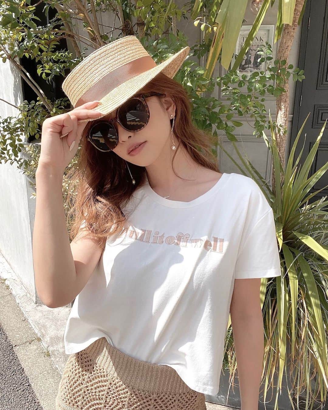 木田絵里香のインスタグラム：「. 金曜日がんばろ☺︎🤍 . ロゴT🧏🏻人気の鈎針と合わせたらとってもかわいーよ✨ . 全身はリンクに貼ります❤︎ . そして本日は10Kアクセの受注〆なので 悩んでる方はお気を付けくださーい🏃‍♂️ . #fashion#tokyo#shirt#ロゴT#ロゴTシャツ#春#Tシャツ#コーデ」