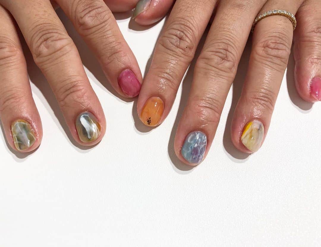 関根祥子のインスタグラム：「お花屋さんの春カラーネイル💅  ジュワッとシュッとフワッとプルンと🤍  #mojonail#nails#nail」