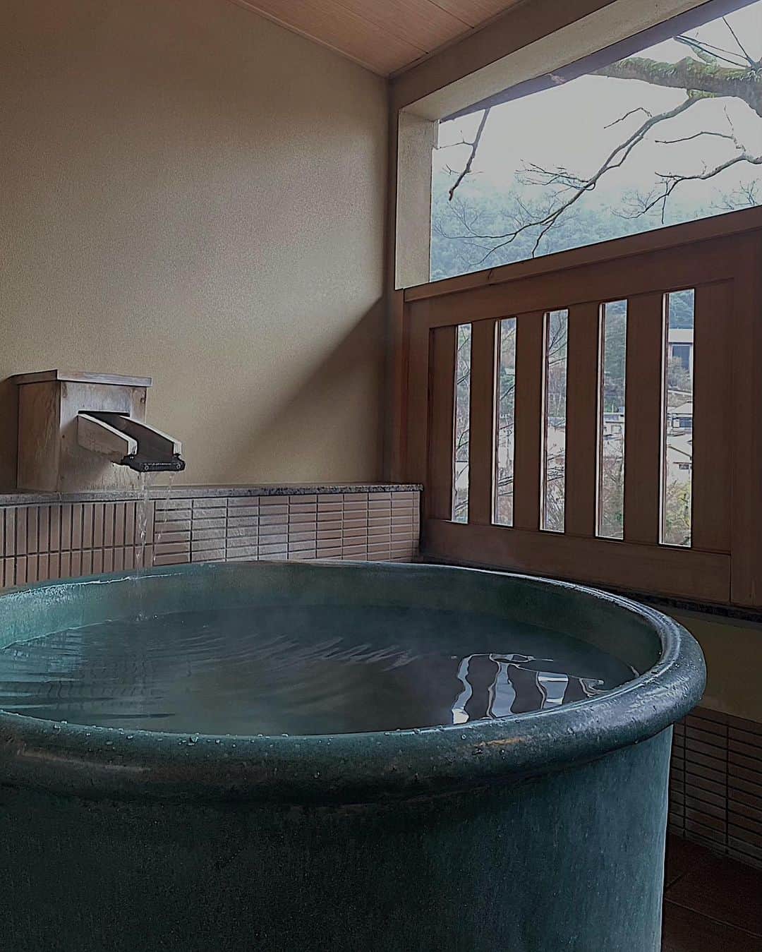 須田朱音のインスタグラム：「𝖥𝗋𝗂𝖽𝖺𝗒.  1週間あっとゆーま…。  温泉入りたーい。  サウナ行きたーい🧖🏼‍♀️」