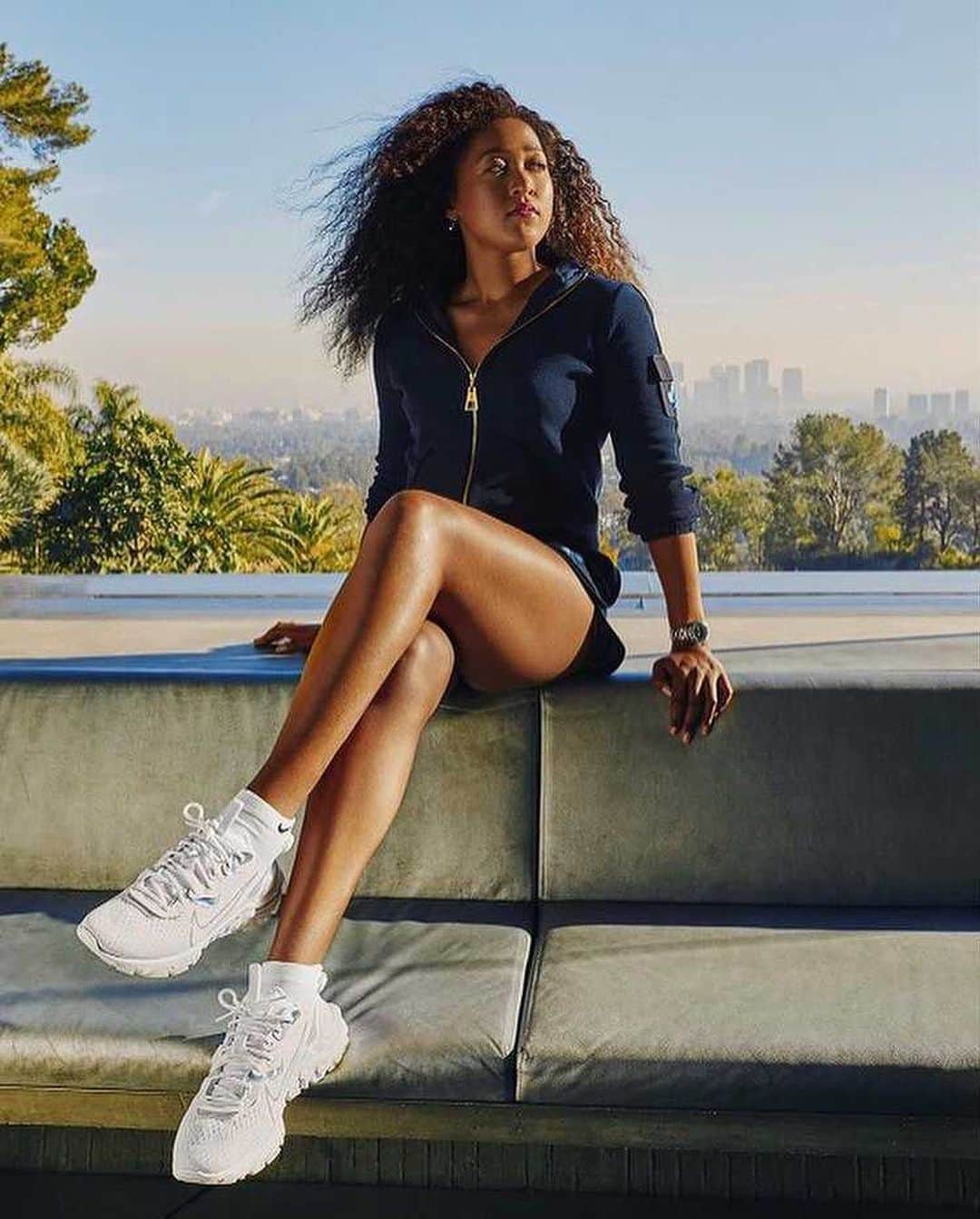 のインスタグラム：「ここ数ヶ月、なおみはコートの外でも大忙し。タグ・ホイヤー、ルイ・ヴィトン、ワークデイとのパートナーシップに加え、アメリカの女子プロサッカーチーム「ノースカロライナ・カレッジ」のオーナーにもなっているんです。  #NaomiOsaka #チームなおみ #大坂なおみ選手 #大坂なおみ #テニス #アスリート #テニス女子 #テニスプレイヤー #プロアスリート #ファッション  #オリンピック選手 #テニス好き #選手 #テニスファン #日本代表」