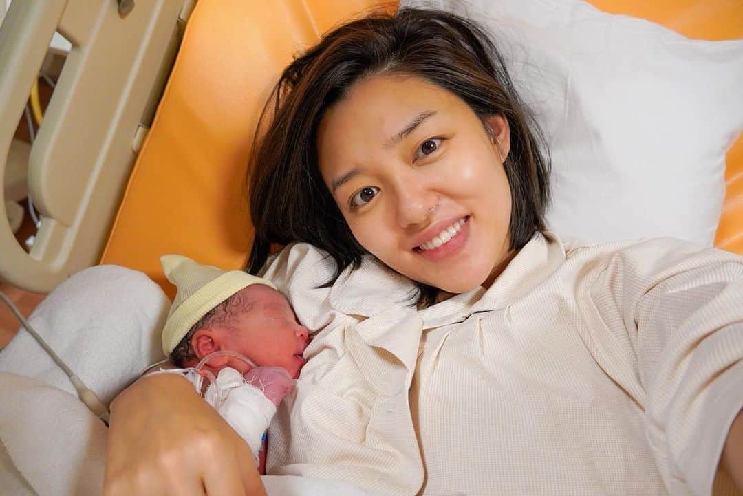 阿部優貴子のインスタグラム：「先日、予定日より少し早く、 第一子となる長女を出産しました👶🌸 母子ともに健康です。  はじめてのお産は、 コロナ禍で立ち合いもできない中、 人生観がガラリと変わるほどの衝撃(！)だったのですが、不思議なもので すでにもう少しずつ忘れ始め、、、🤣 日々娘への愛おしい気持ちでいっぱいです。😌🌸  はじめての育児で慣れないことばかりですが、 この世に生まれて来てくれた娘との時間を 大切に過ごしていきたいと思います。🙏 新米ママ、ゆるめにがんばるぞ✌️  #うまれてきてくれてありがとう  #令和3年ベビー」
